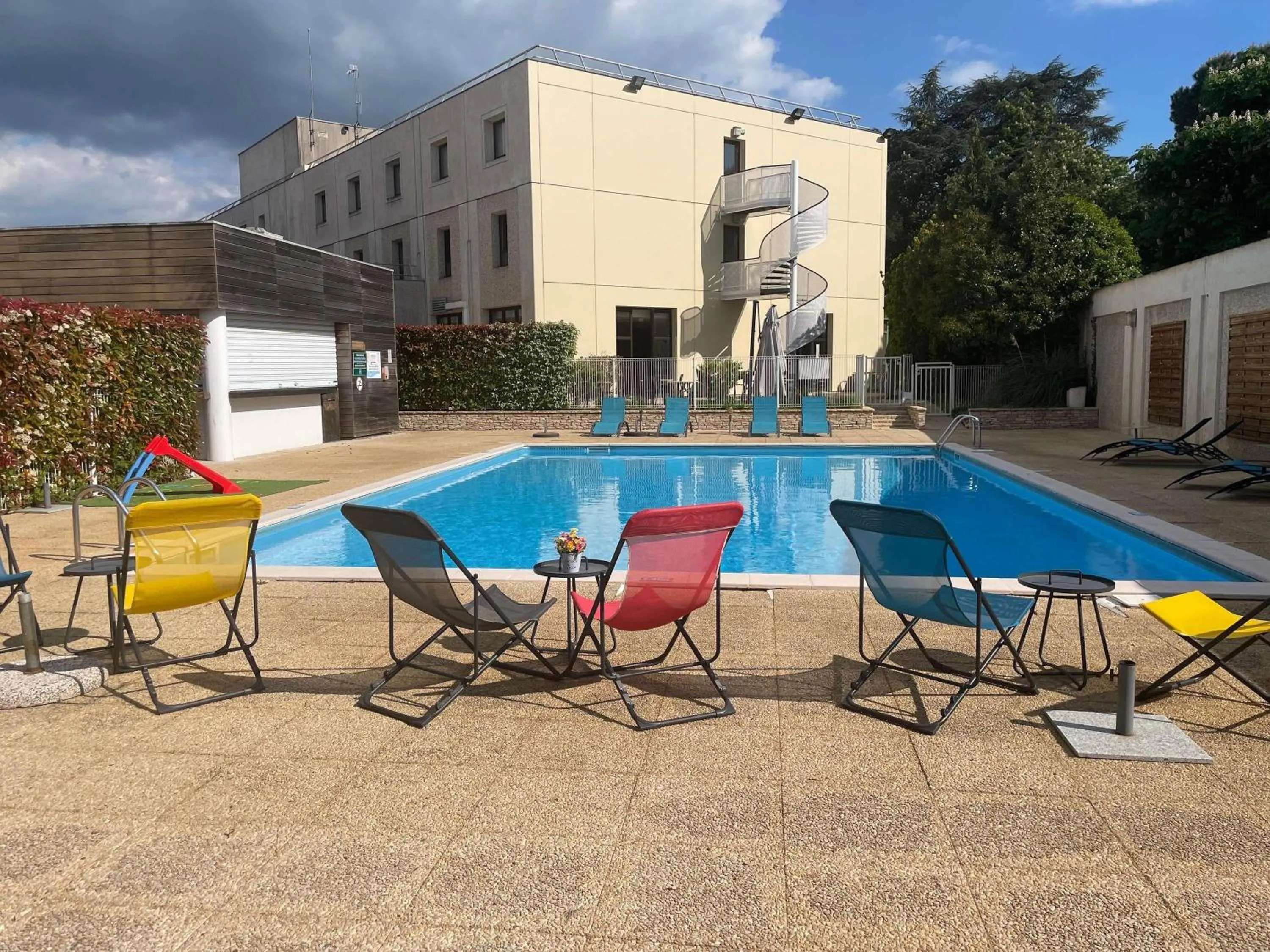 Pool view in Mercure Niort Marais Poitevin