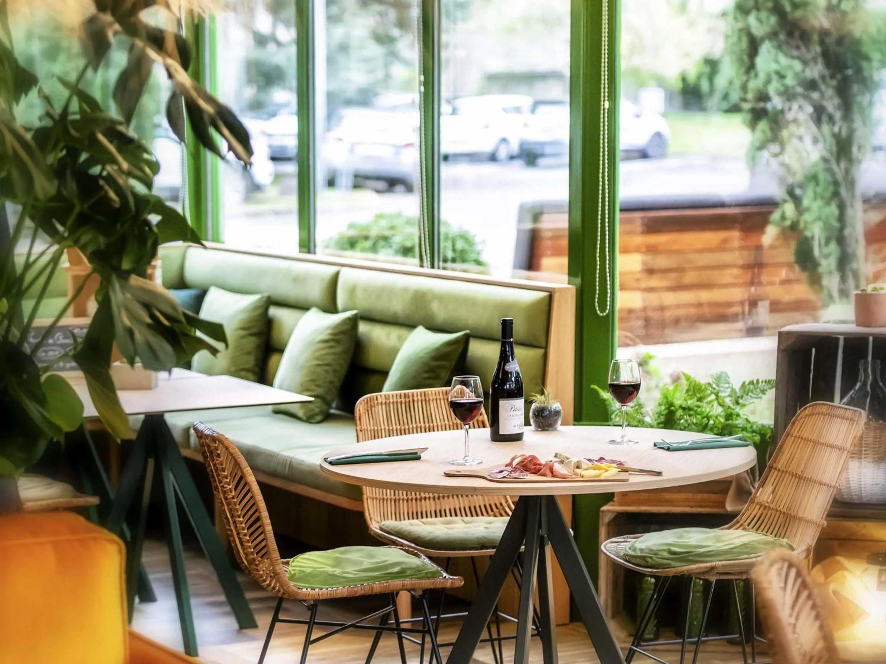 Restaurant/places to eat in Mercure Niort Marais Poitevin