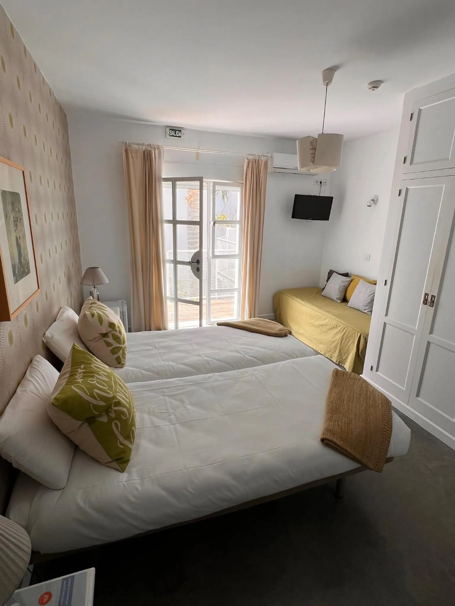 Photo of the whole room, Bed in Chipibeach B&B, Hostal Boutique