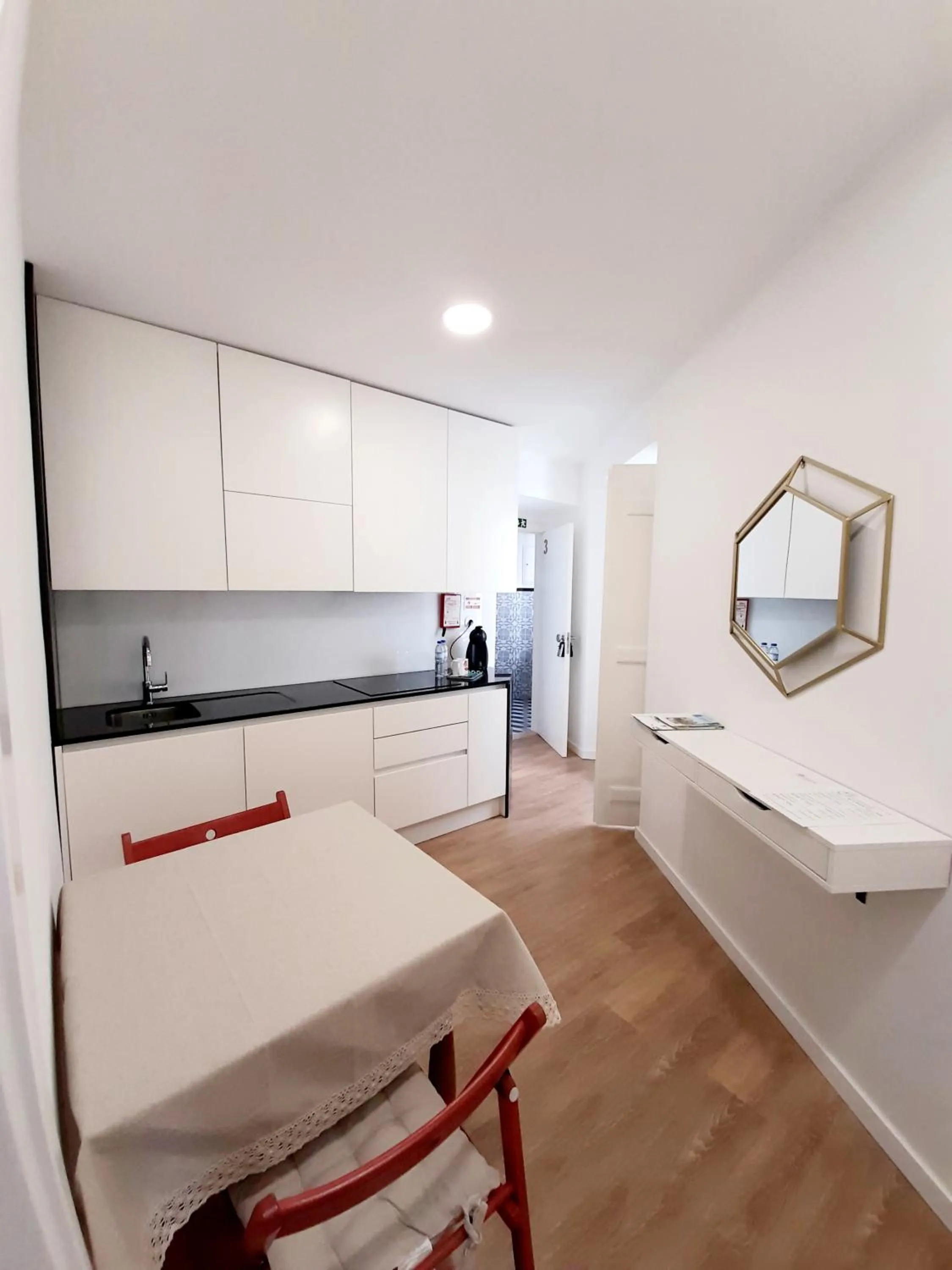 Kitchen or kitchenette, Bed in Residenza Dutzu - Aparthotel Leiria