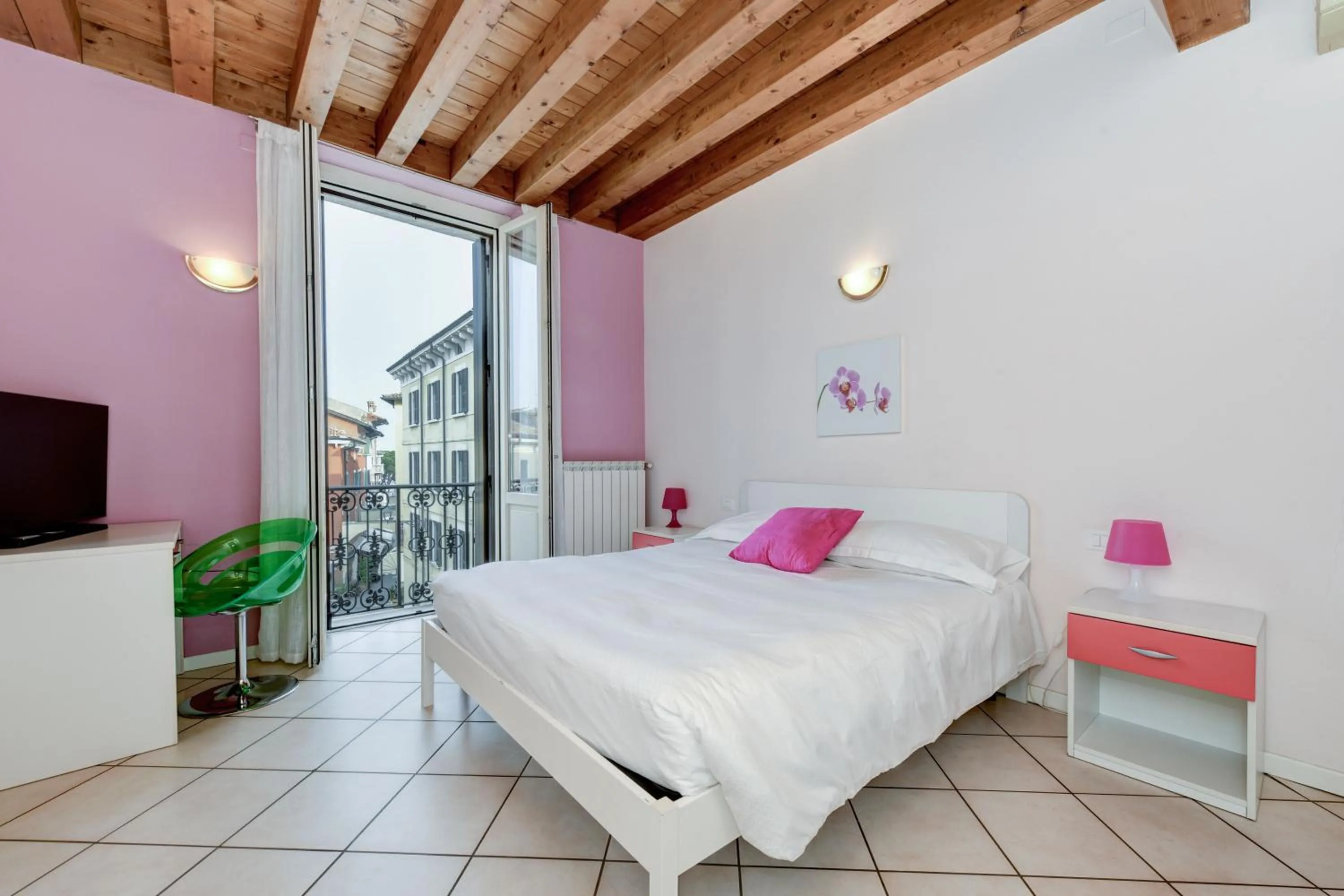 Photo of the whole room, Bed in Flowers Apartments