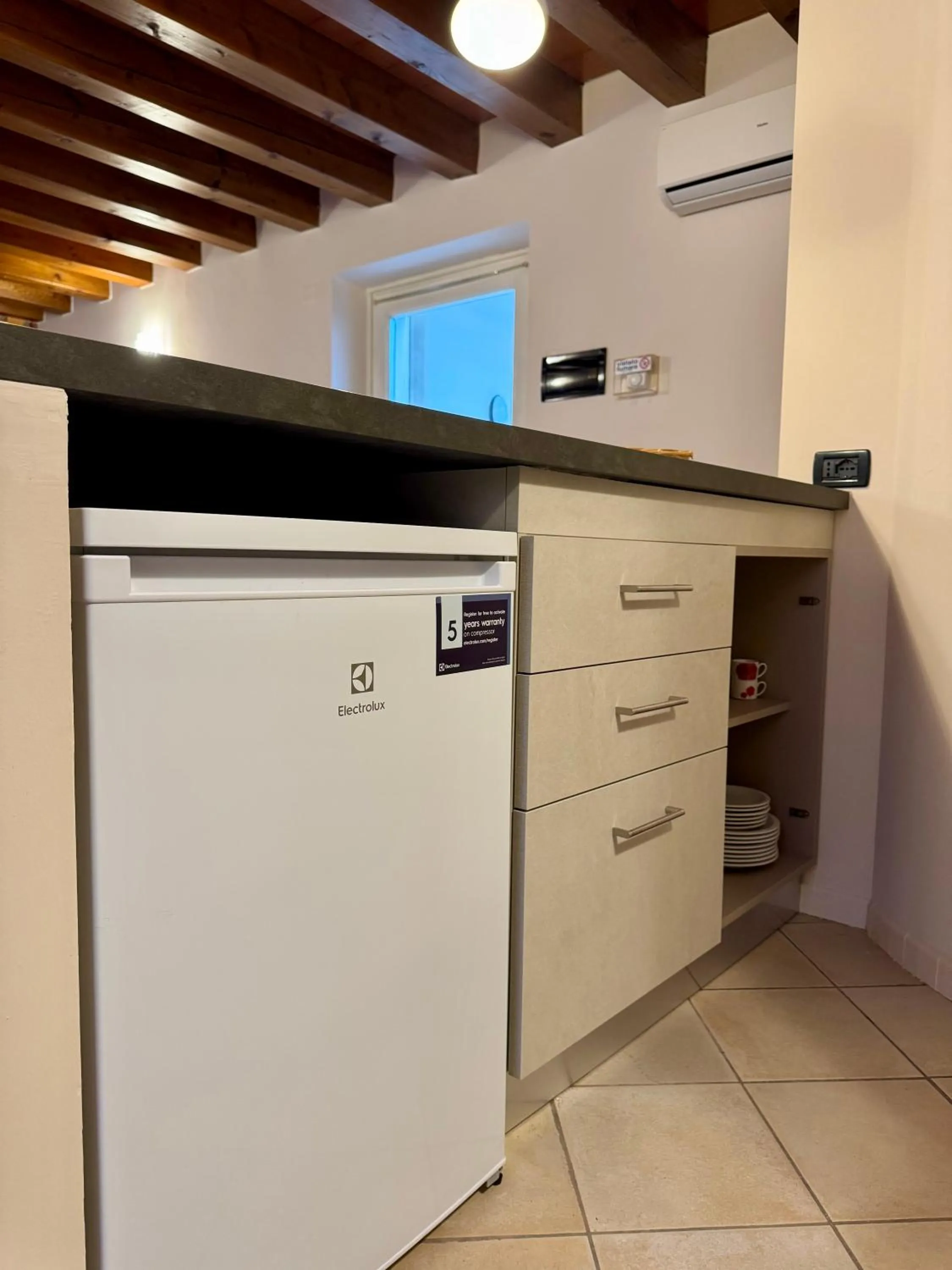 Kitchen or kitchenette in Flowers Apartments