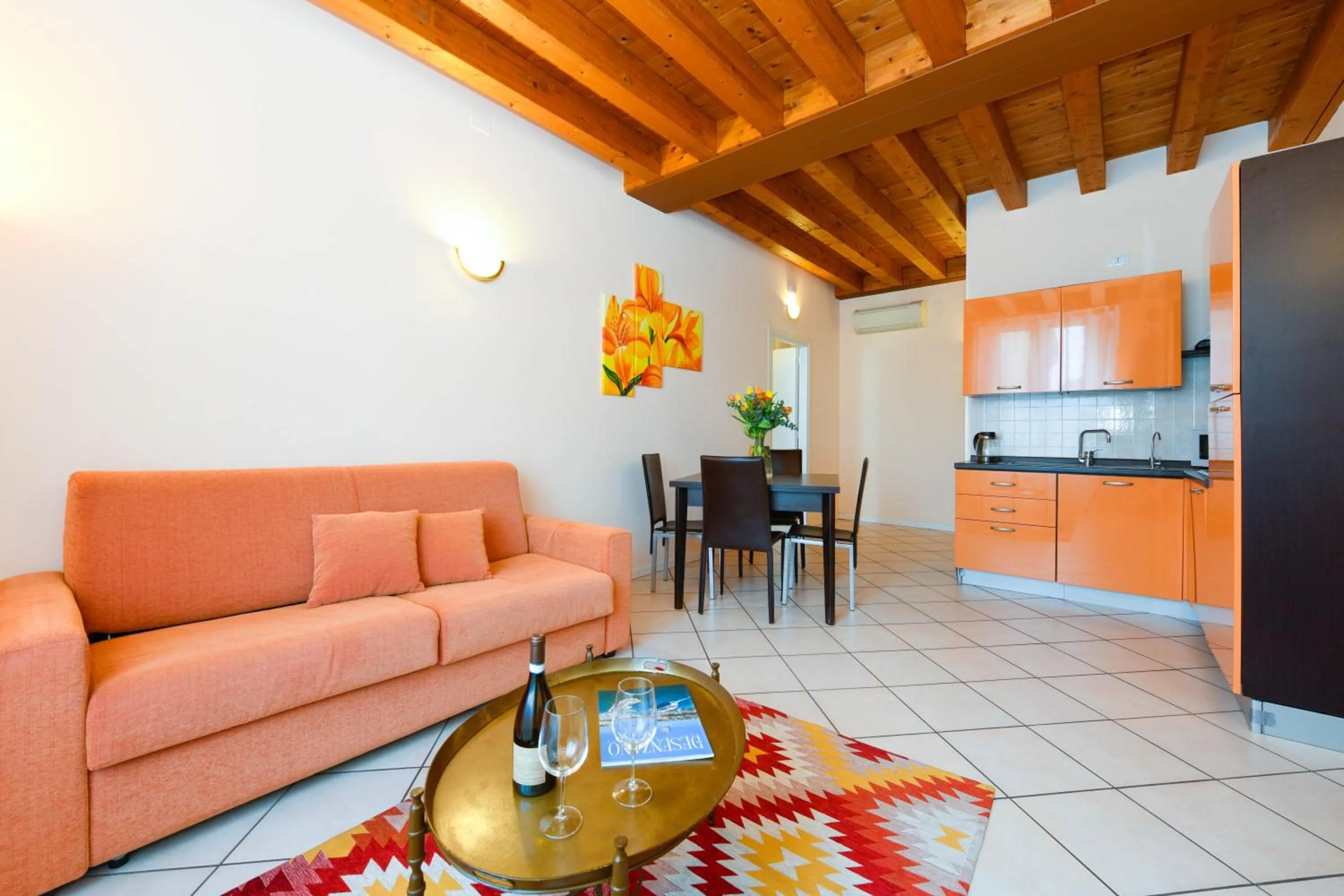 Kitchen or kitchenette in Flowers Apartments