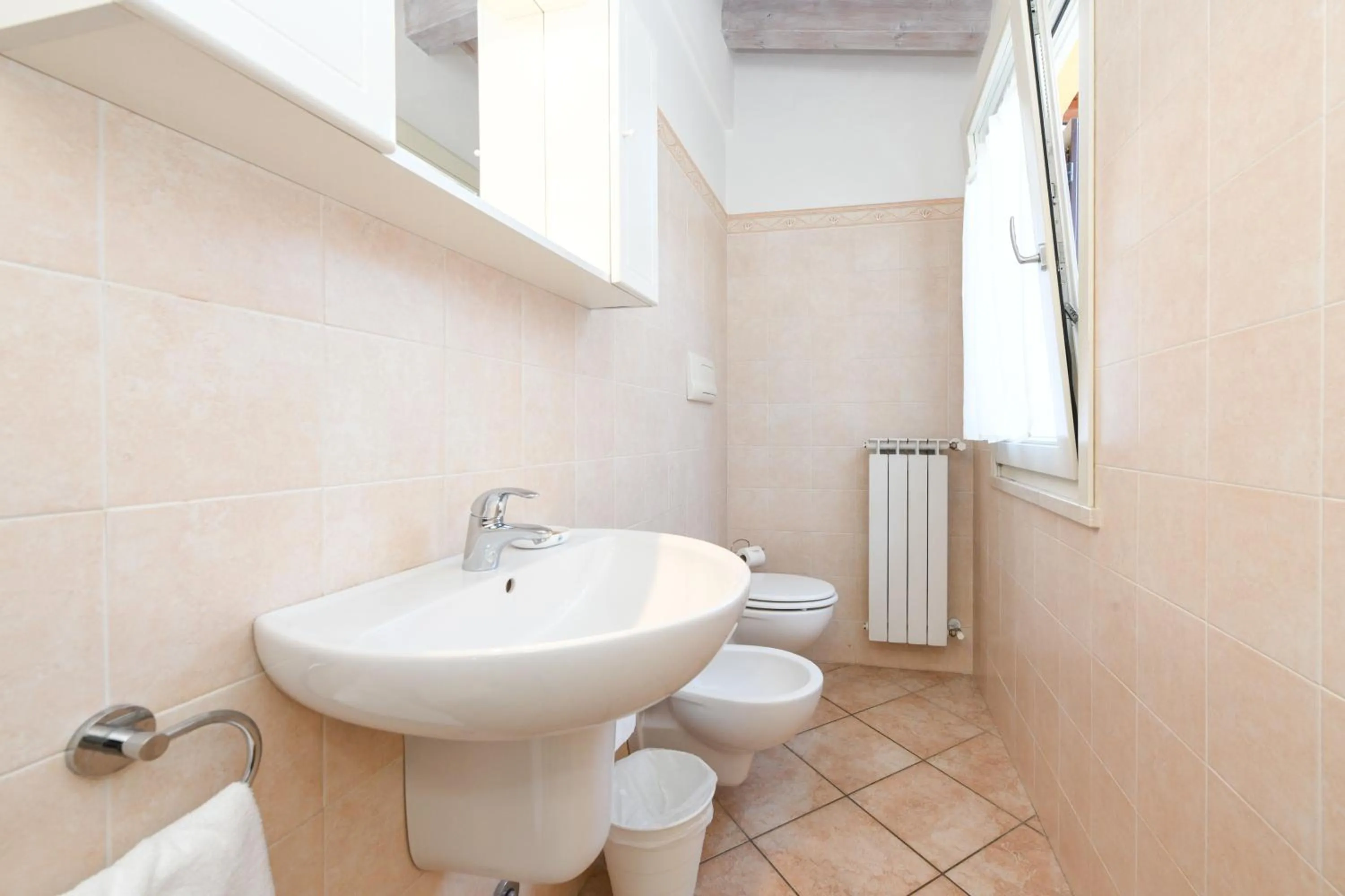 Bathroom in Flowers Apartments