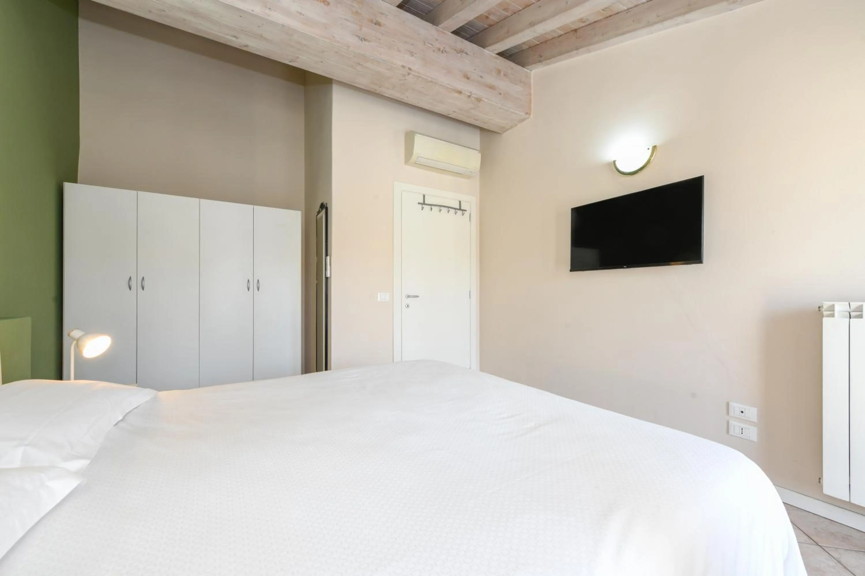 TV and multimedia, Bed in Flowers Apartments