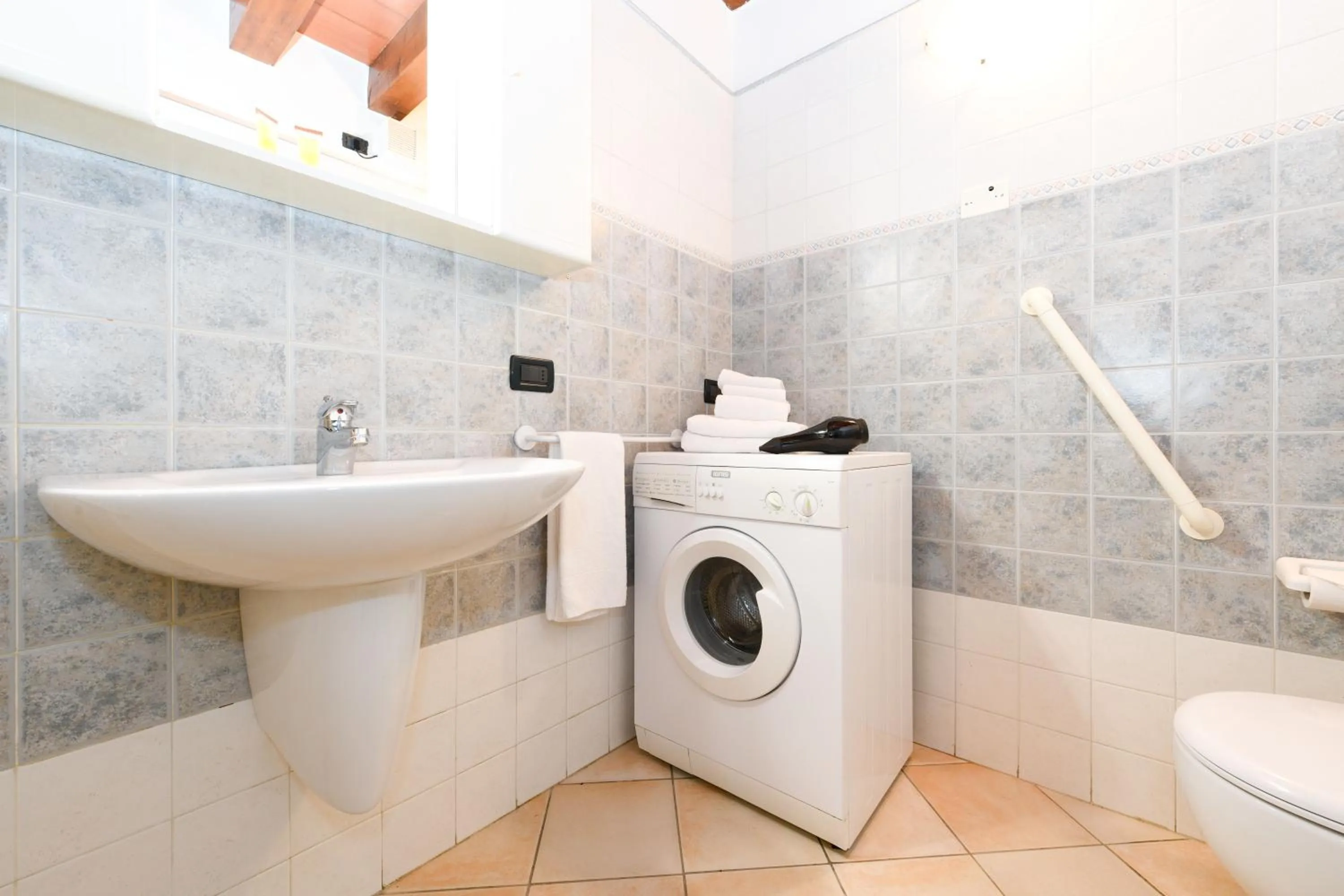 Bathroom in Flowers Apartments