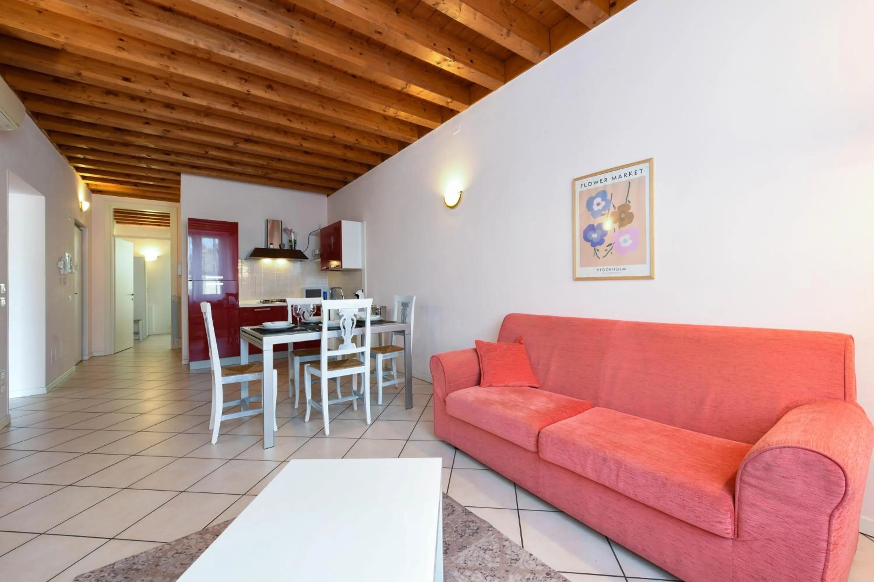 Dining area in Flowers Apartments