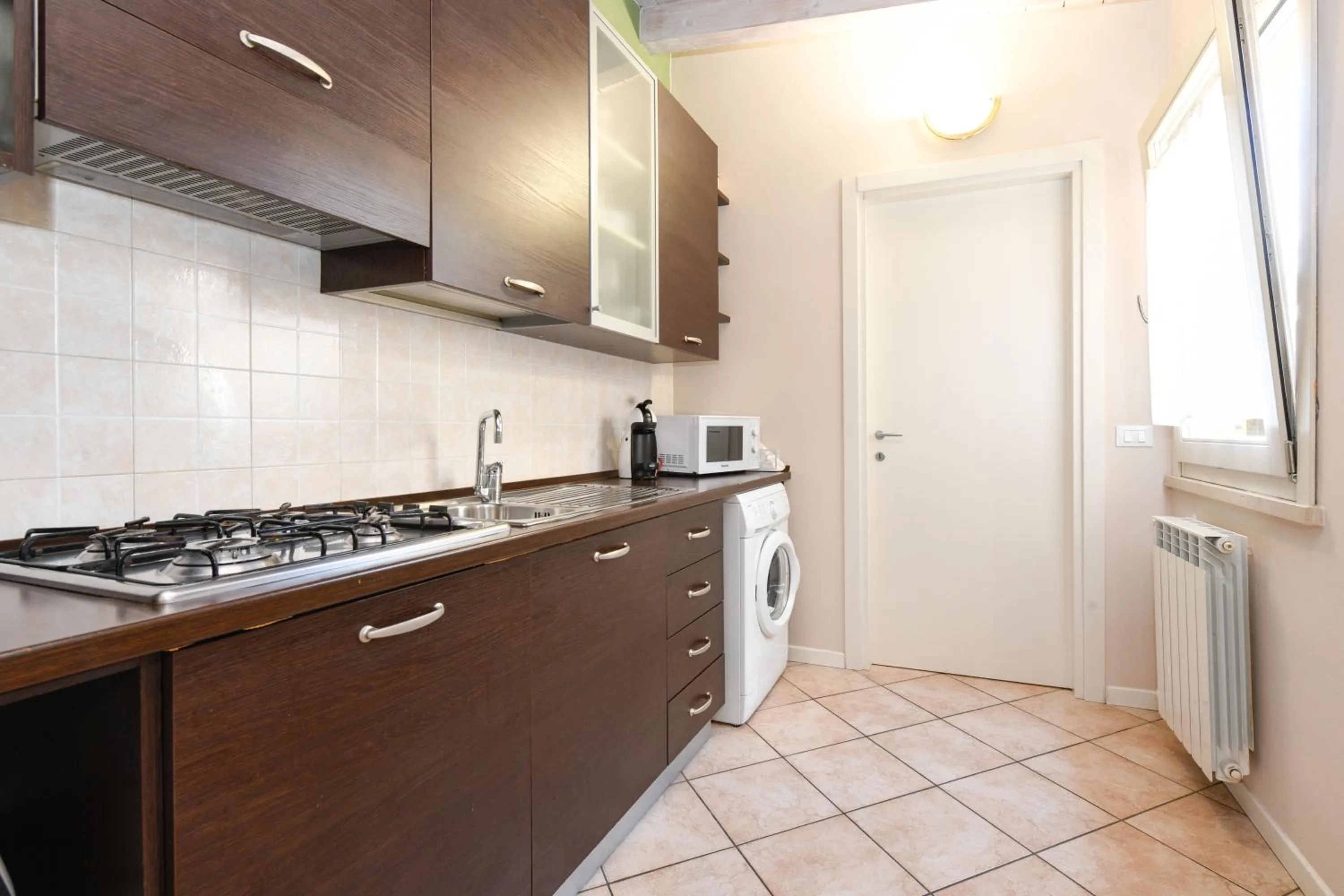 Kitchen or kitchenette in Flowers Apartments