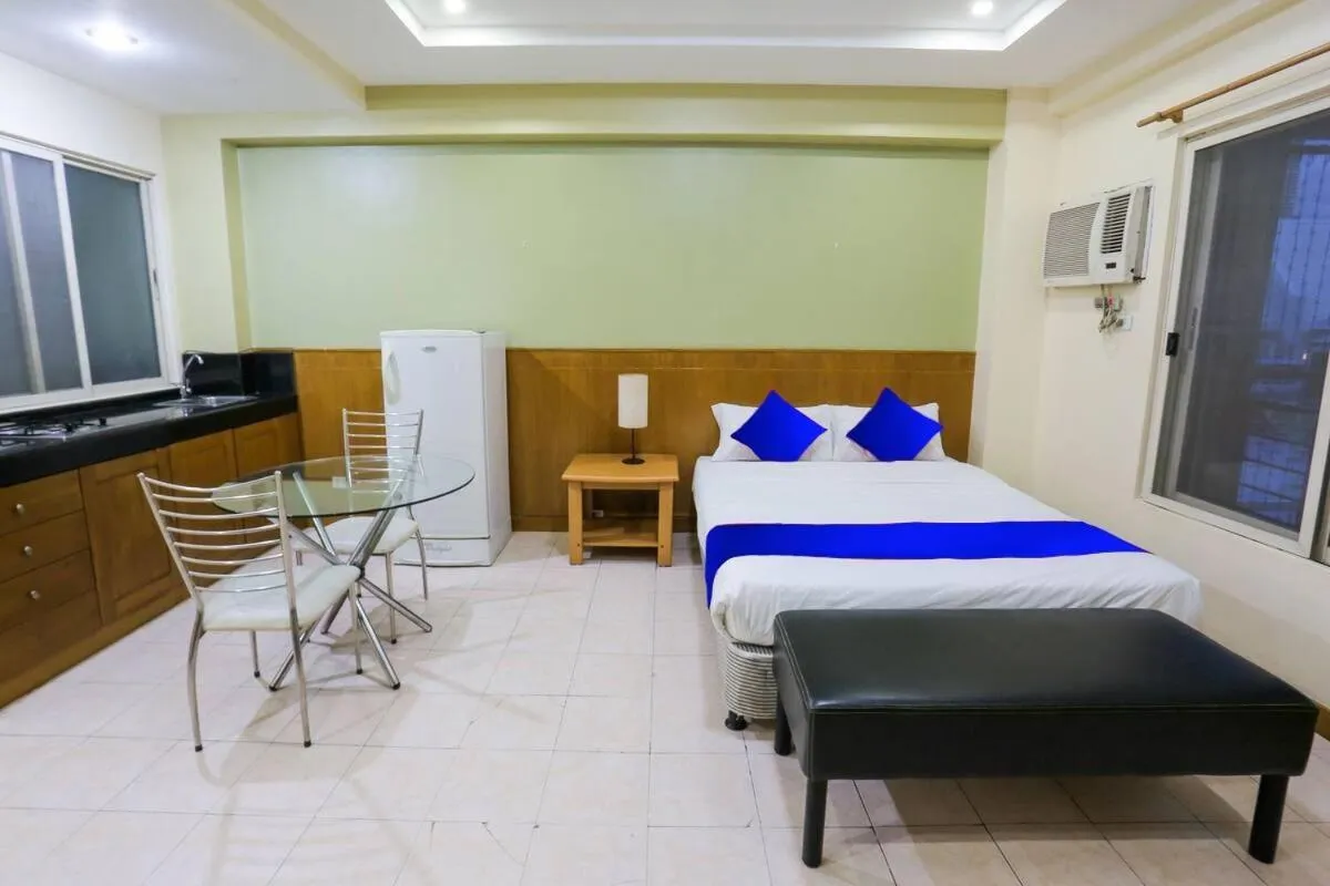 Photo of the whole room, Bed in Alley 8 Makati