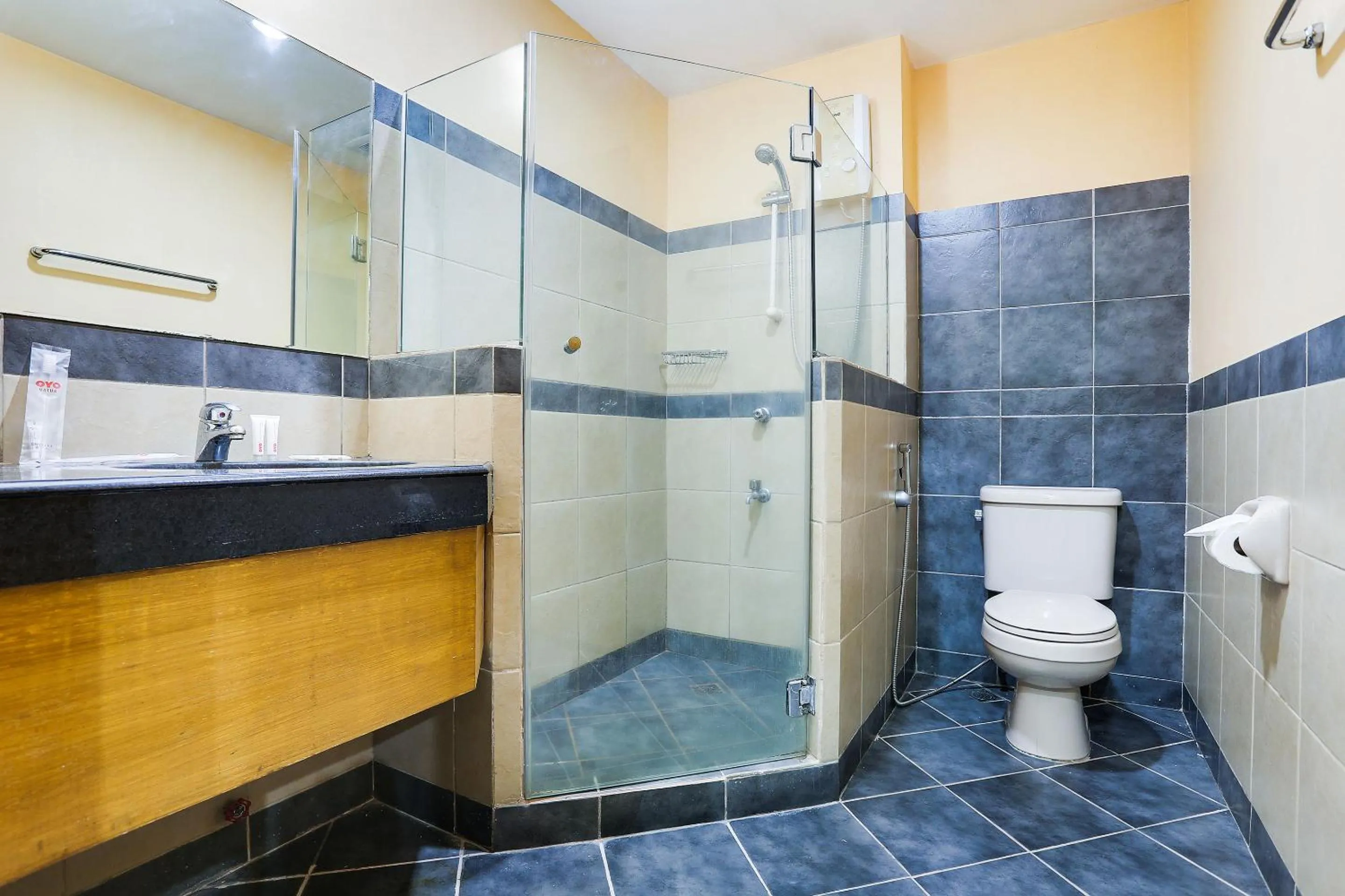 Bathroom in Alley 8 Makati