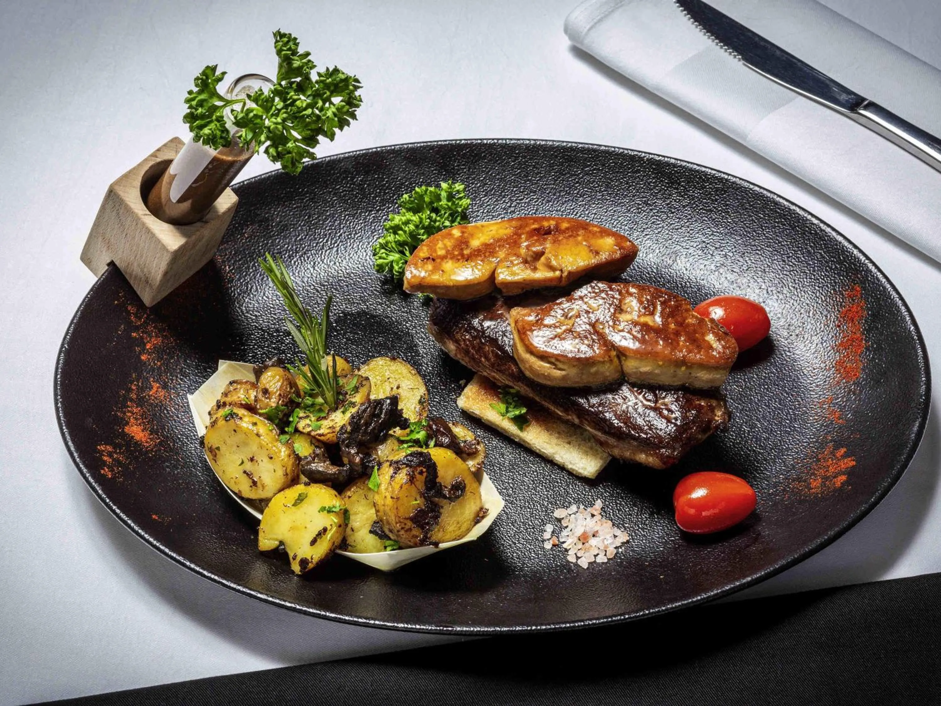 Restaurant/places to eat in Mercure Lourdes Impérial