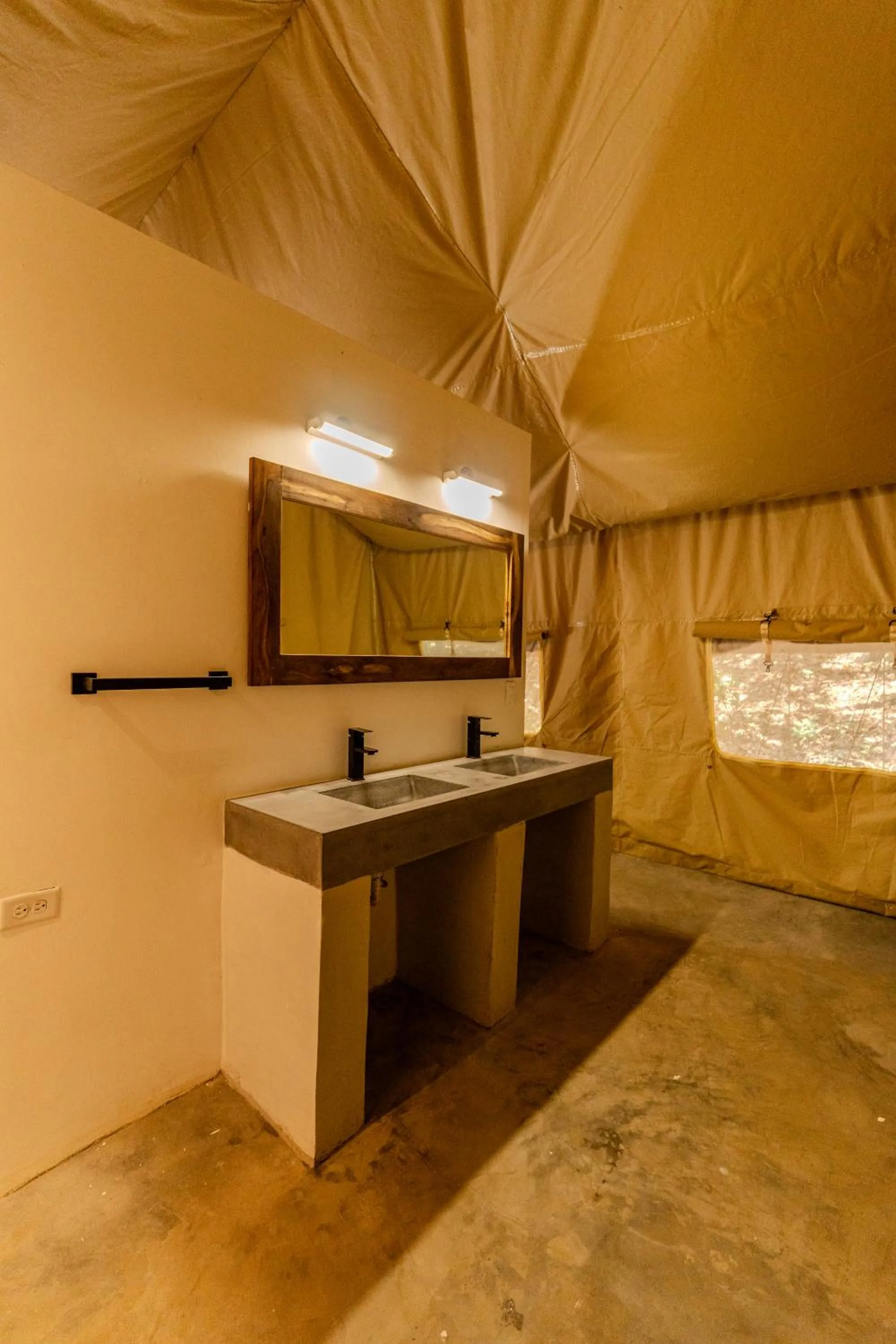 Bathroom in Saboga Lodge
