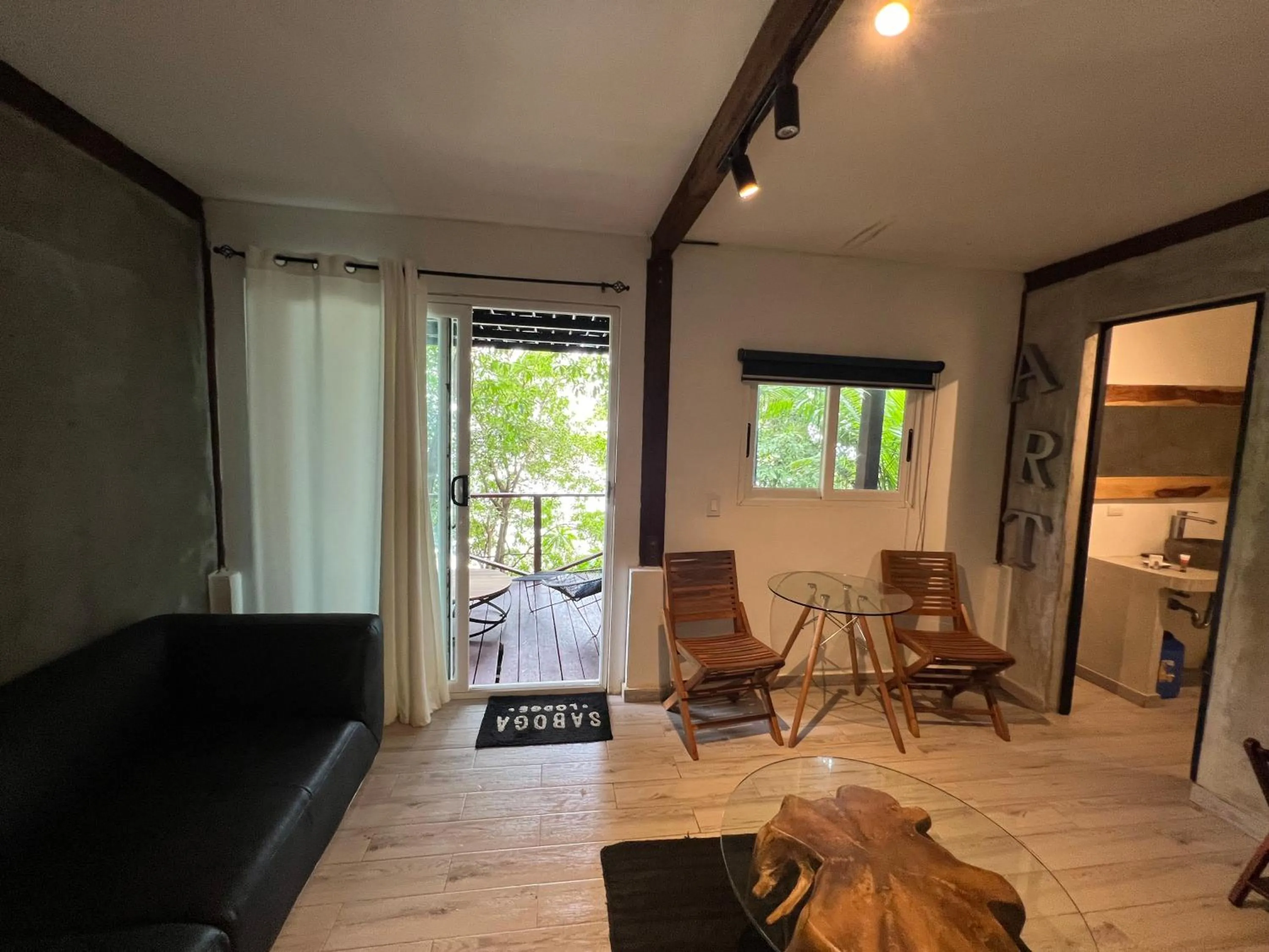 Living room in Saboga Lodge