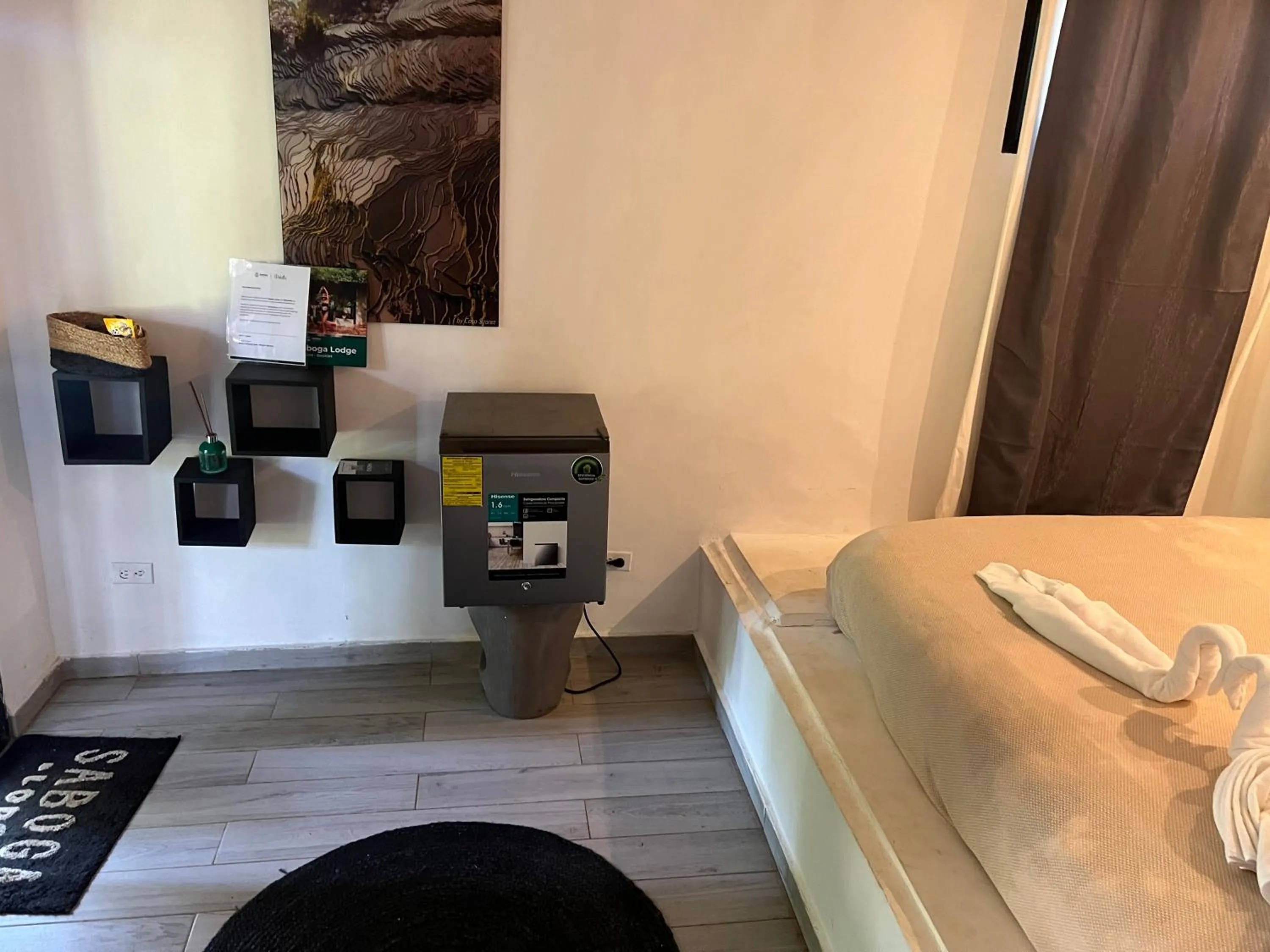 Photo of the whole room in Saboga Lodge