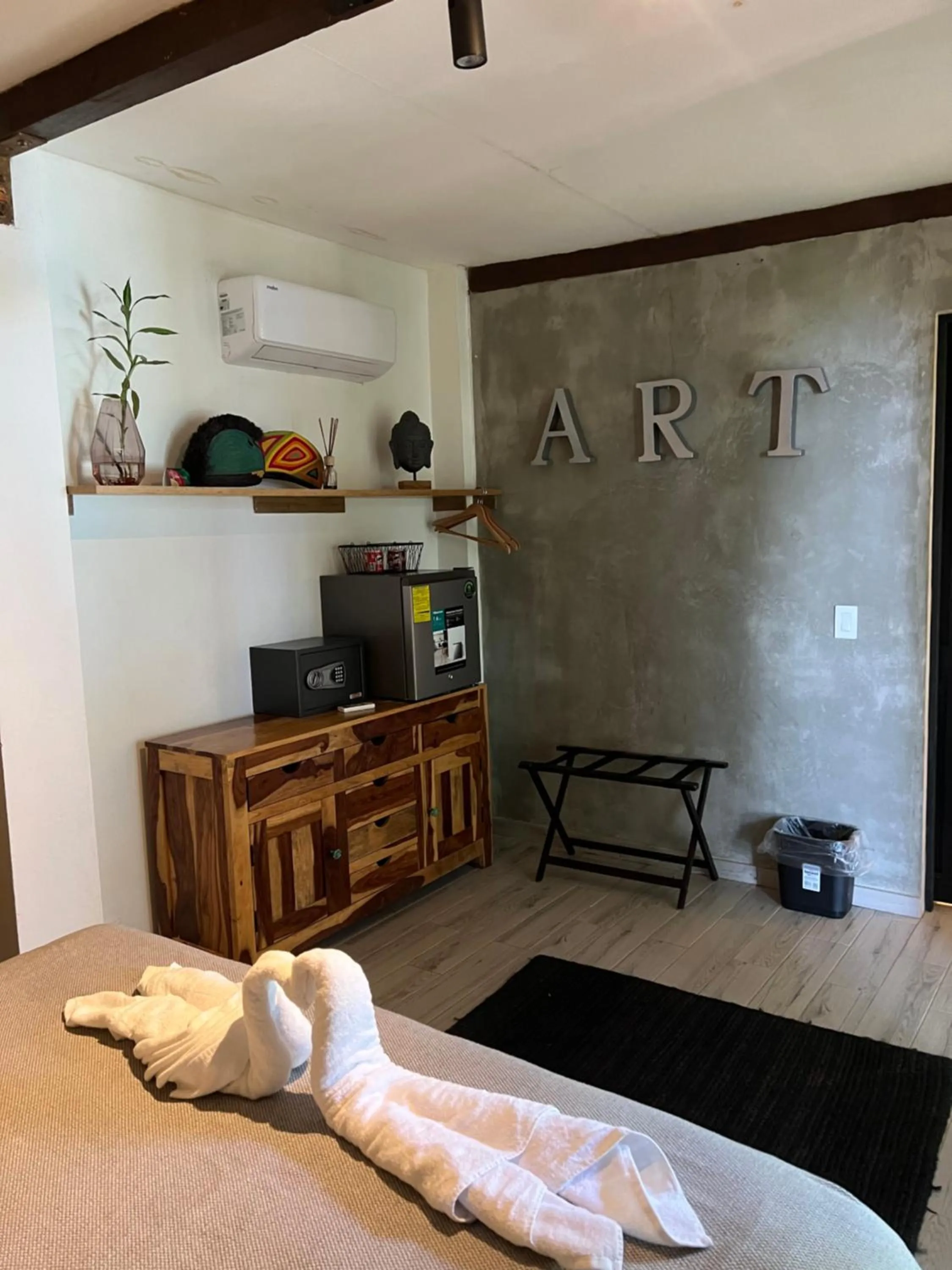 Photo of the whole room in Saboga Lodge