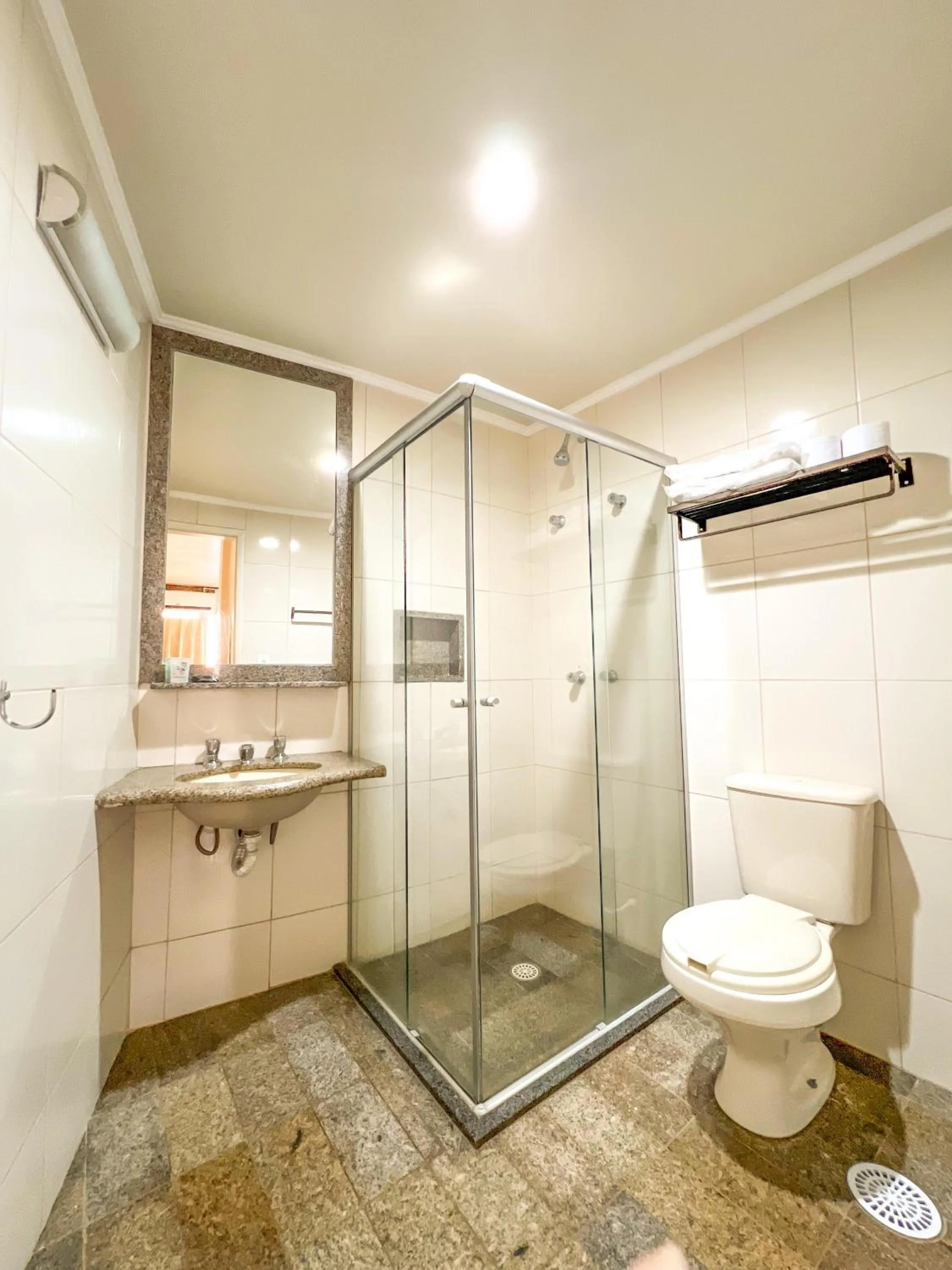 Shower in Uberaba Apart Hotel by Easy Hotéis
