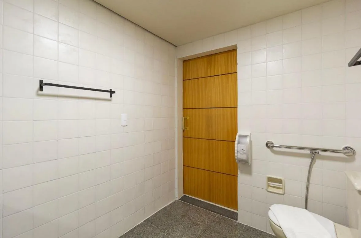 Bathroom in Uberaba Apart Hotel by Easy Hotéis