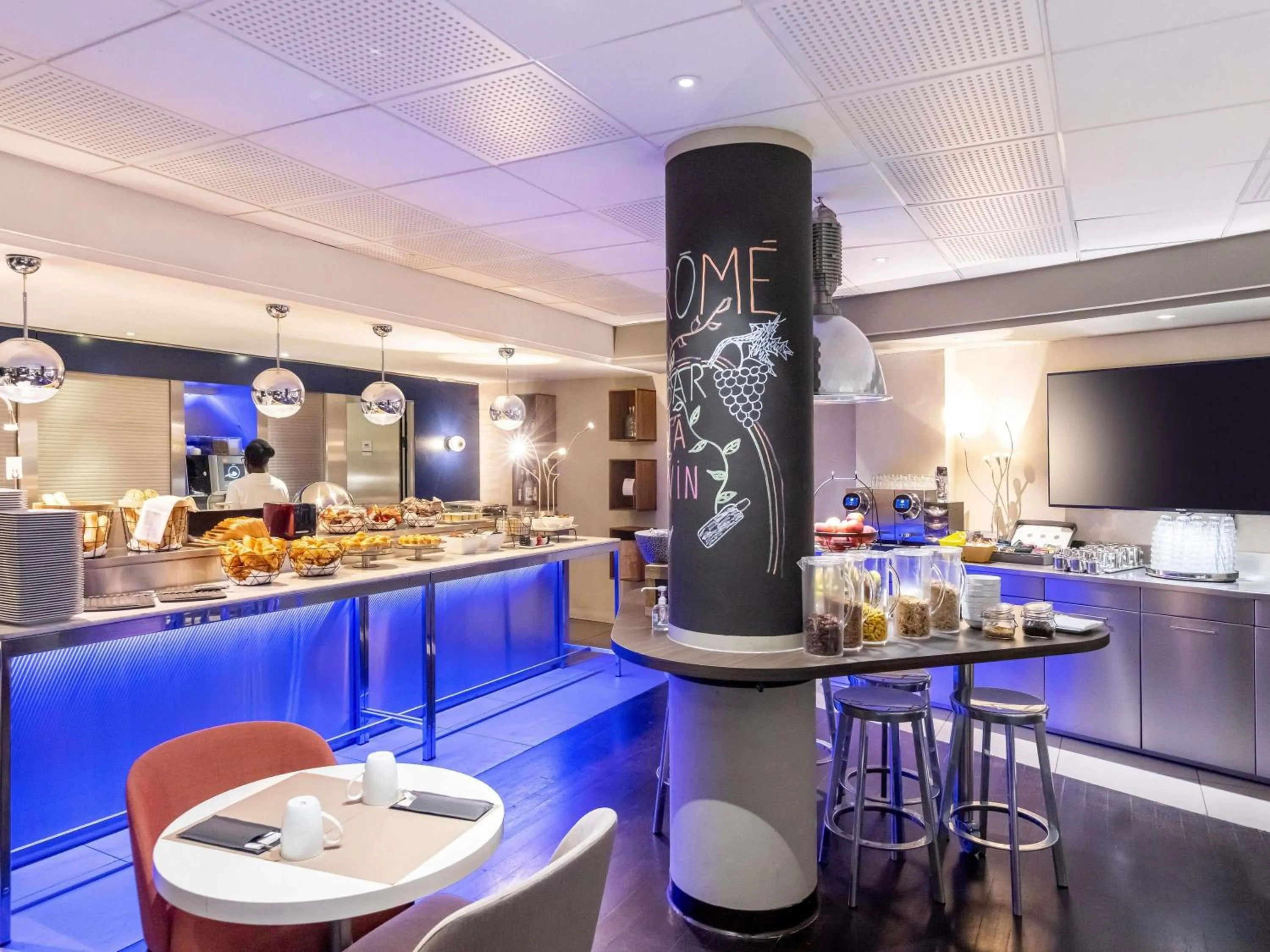 Breakfast in Mercure Paris Massy Gare TGV