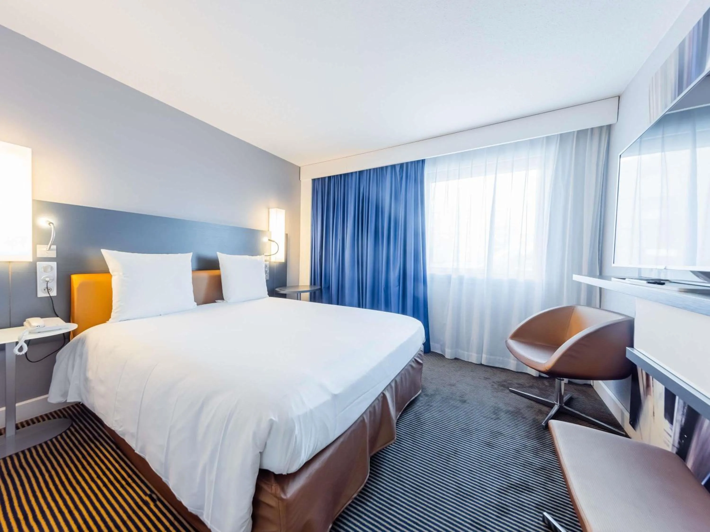 Bedroom, Bed in Mercure Paris Massy Gare TGV