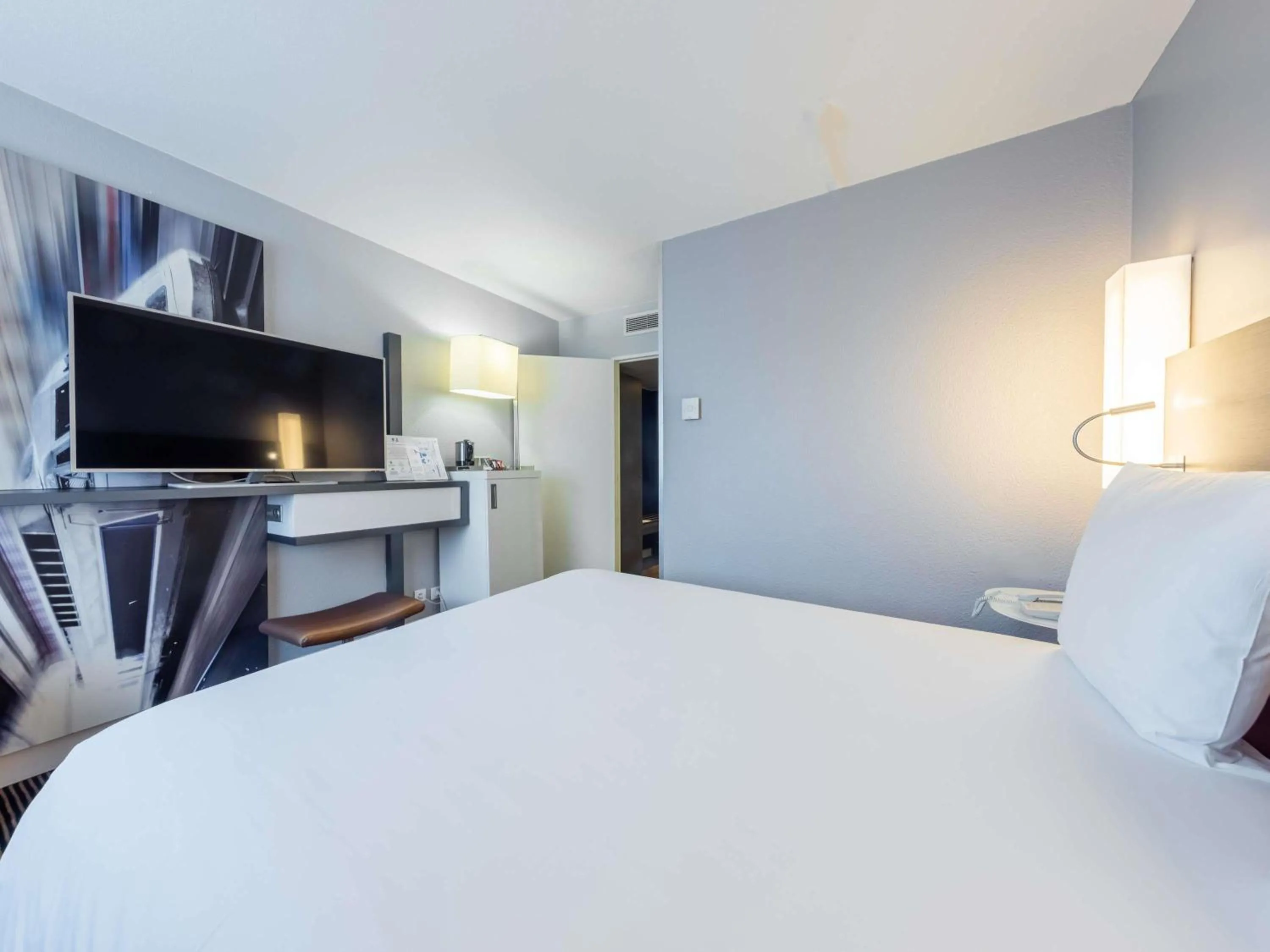 Bedroom, Bed in Mercure Paris Massy Gare TGV