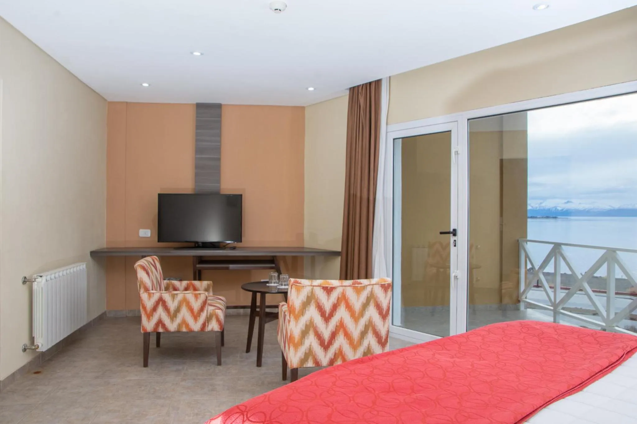 Communal lounge/ TV room, Bed in Hotel Las Dunas