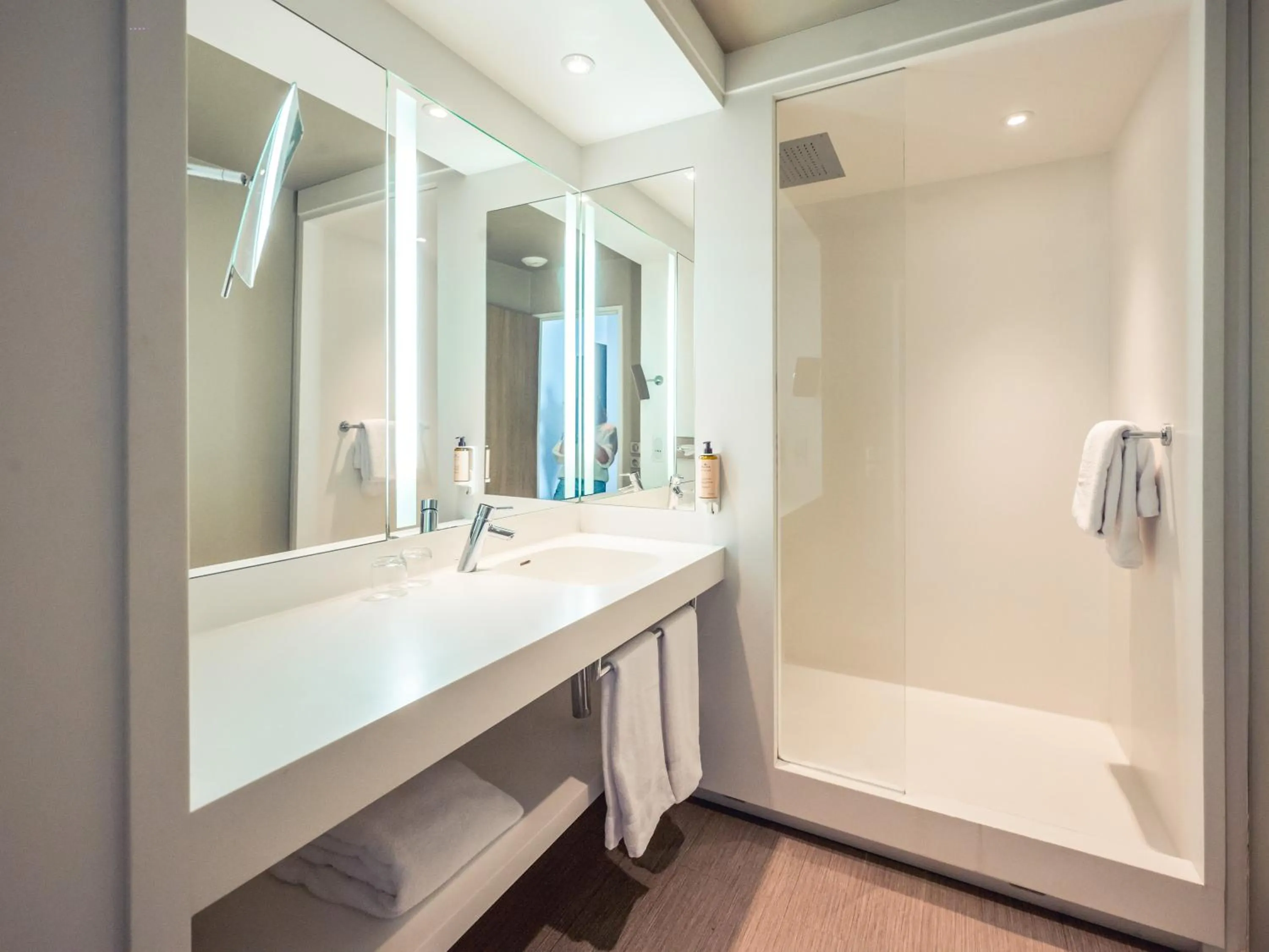 Shower in Mercure Troyes Centre