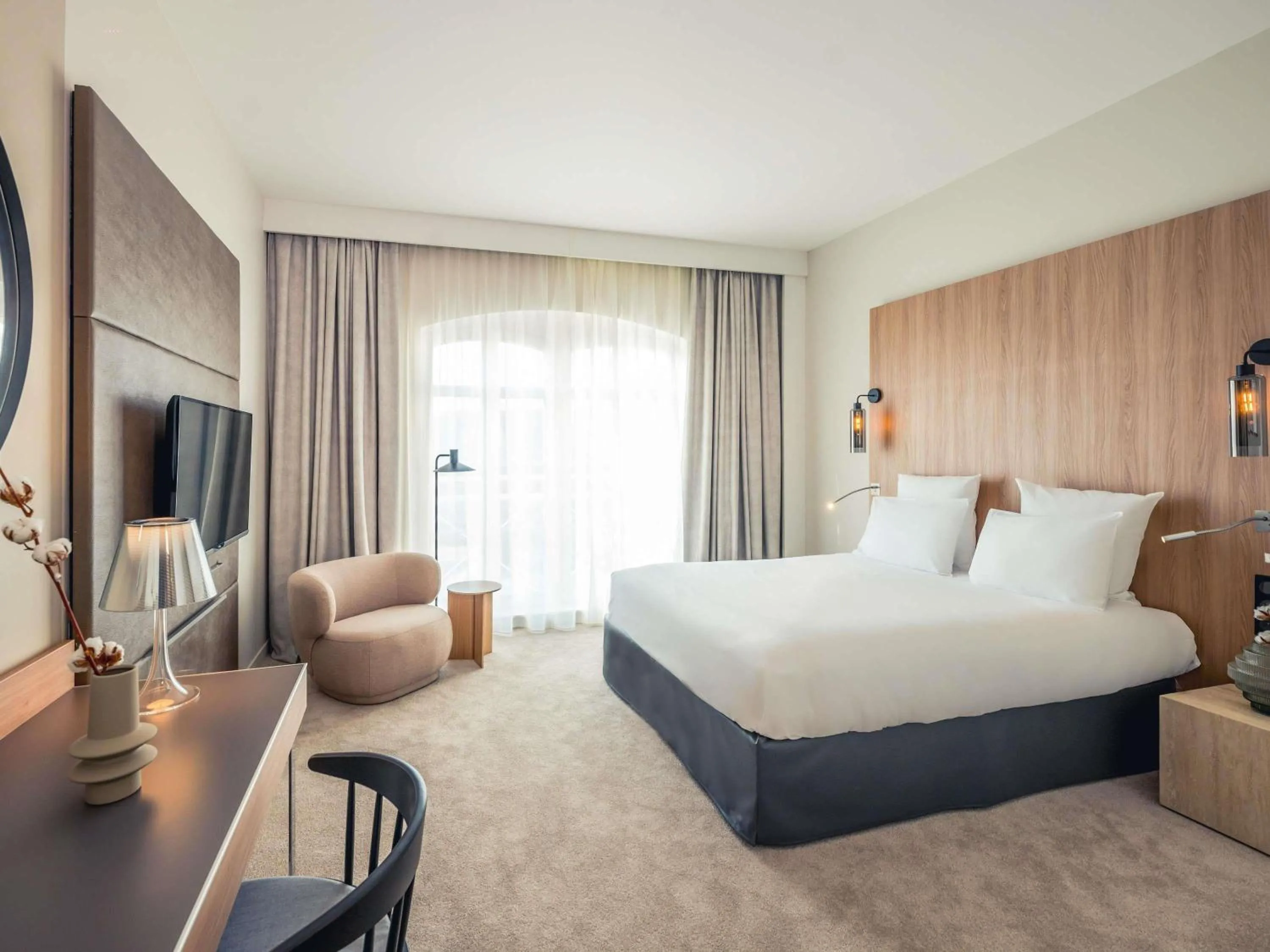 Property building, Bed in Mercure Troyes Centre