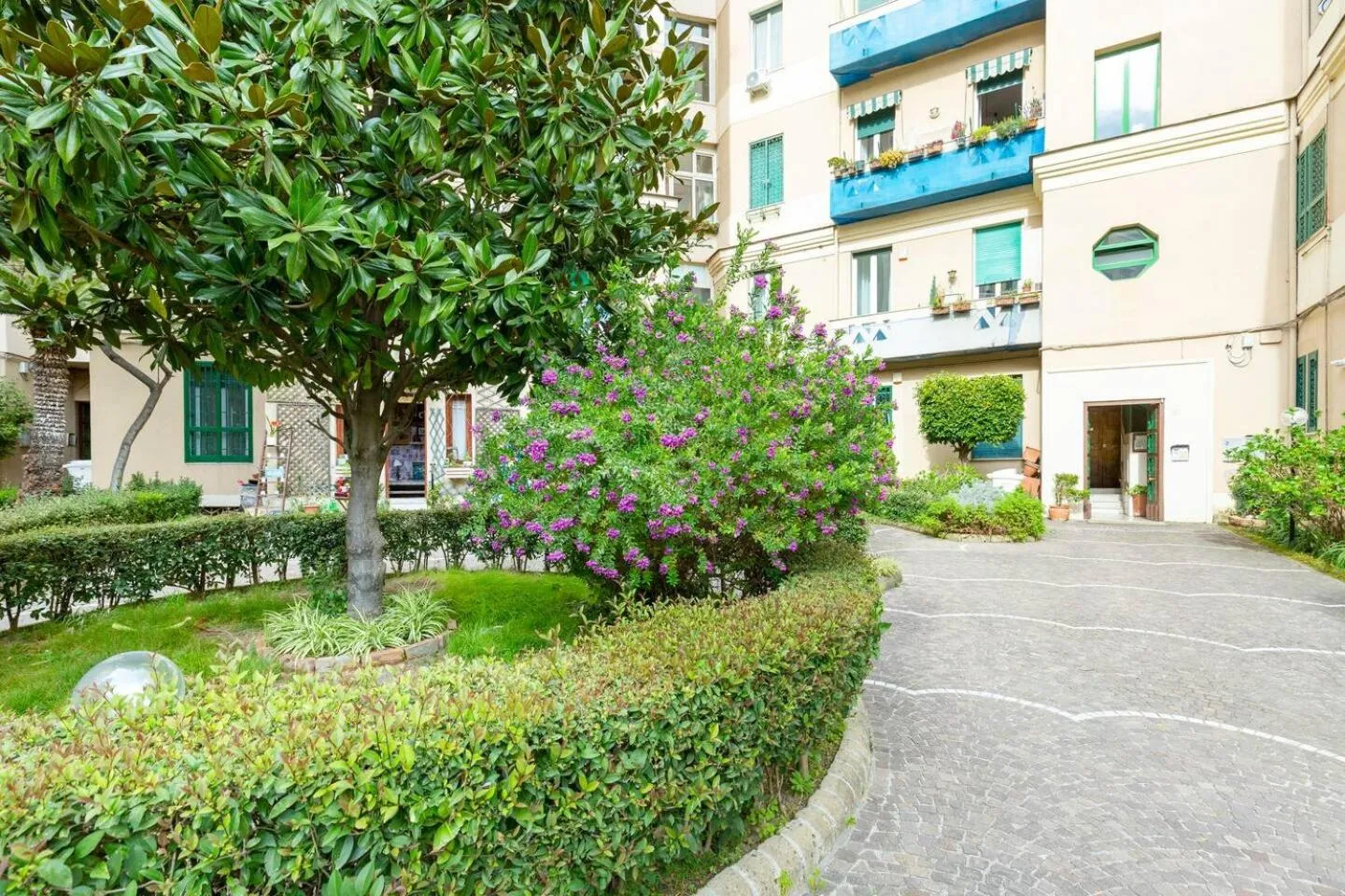 Inner courtyard view in b&b don Mimì