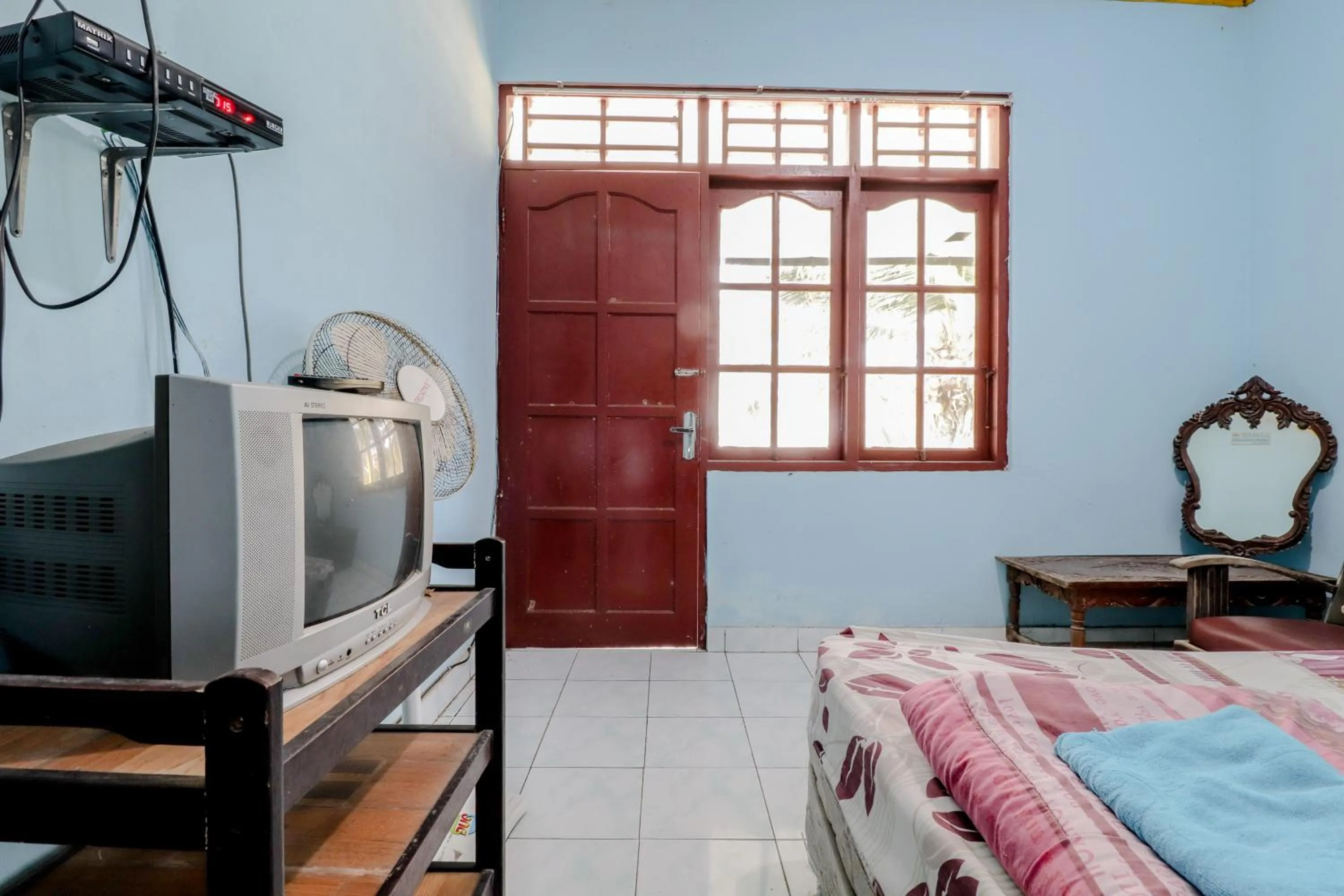 Photo of the whole room, Bed in Losmen Parikesit