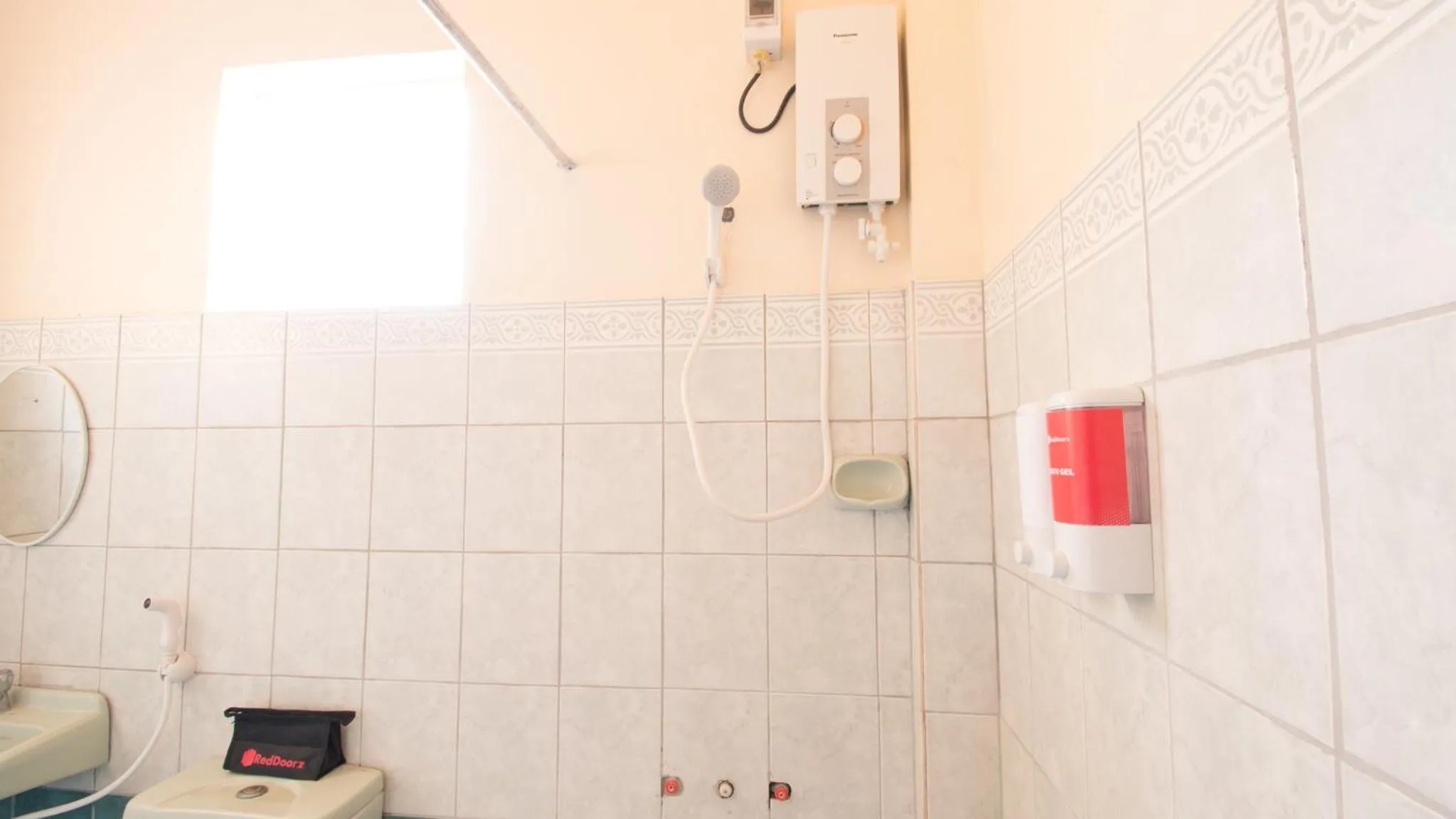 Shower in RedDoorz at Praferosa Resort Hotel Calamba