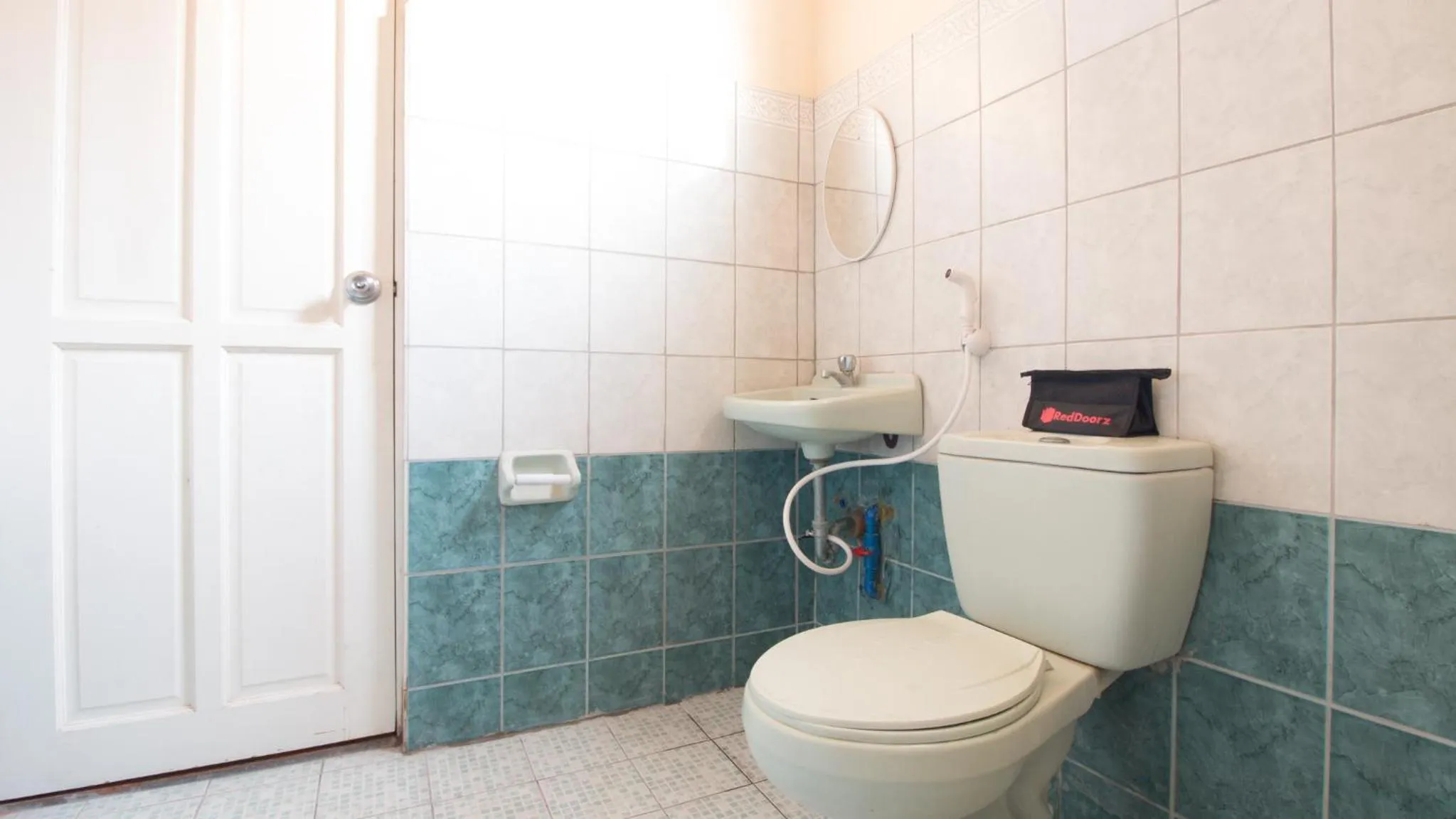 Toilet in RedDoorz at Praferosa Resort Hotel Calamba