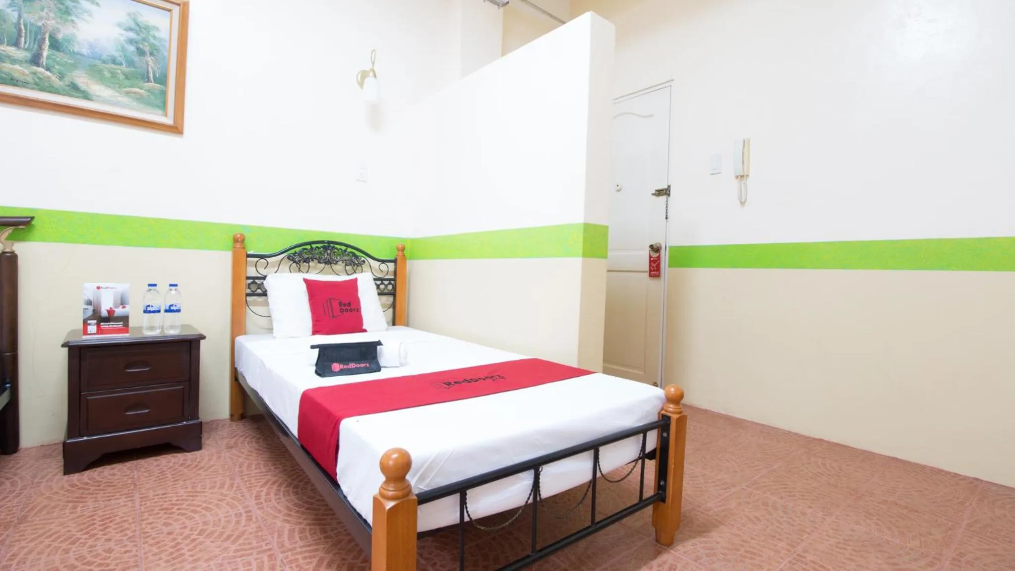 Bed in RedDoorz at Praferosa Resort Hotel Calamba