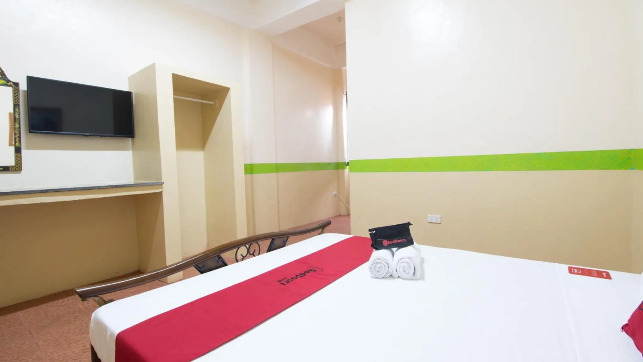 Bed in RedDoorz at Praferosa Resort Hotel Calamba