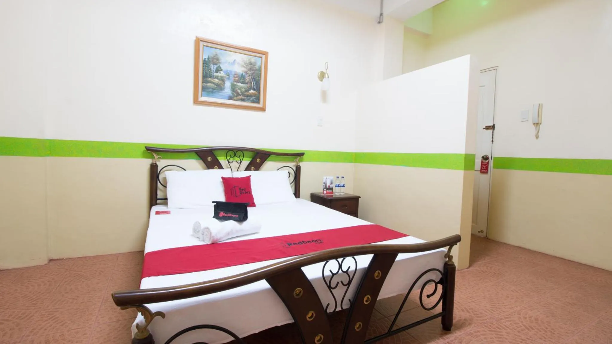Bed in RedDoorz at Praferosa Resort Hotel Calamba