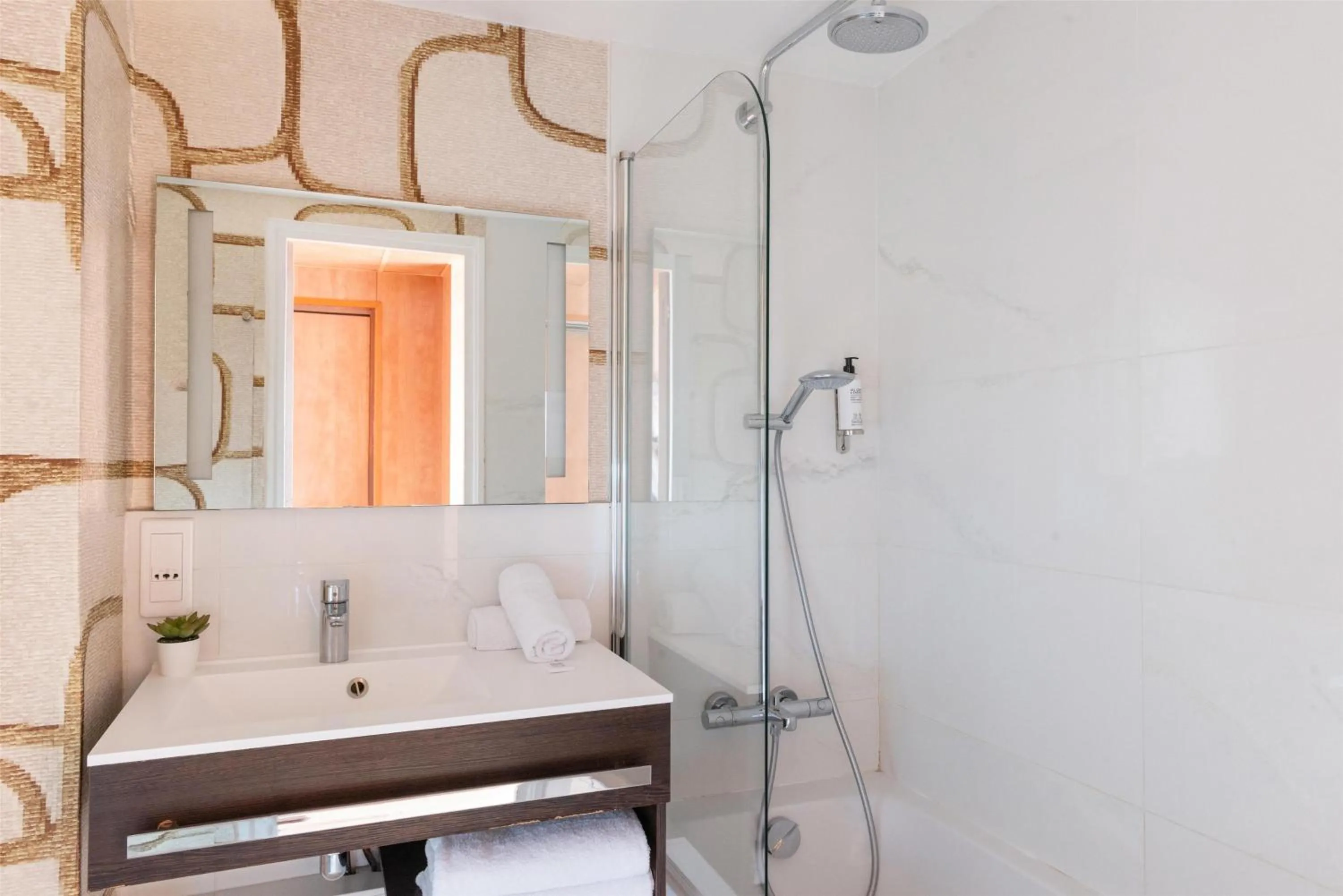 Bathroom in Best Western Ronceray Opéra