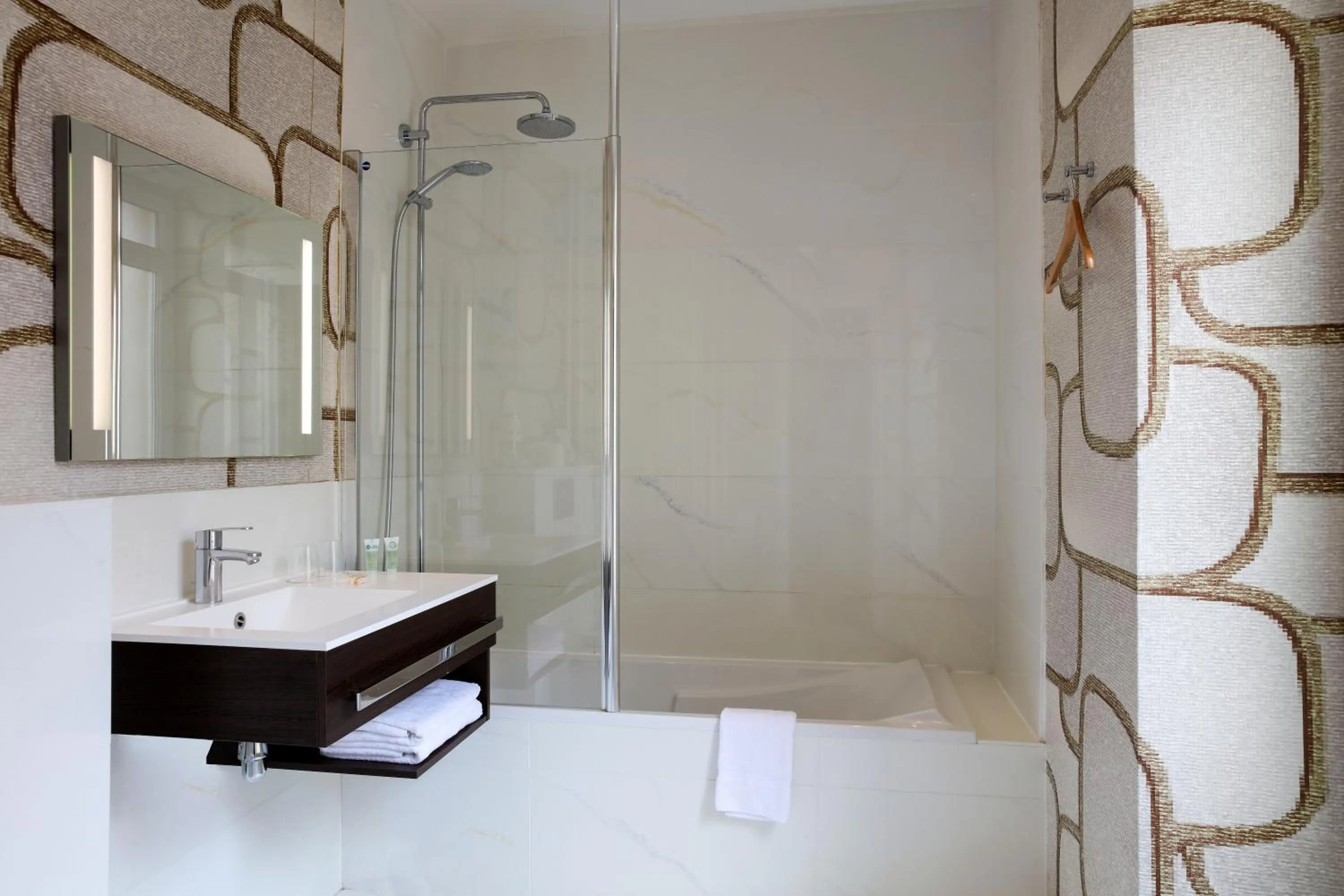 Shower in Best Western Ronceray Opéra