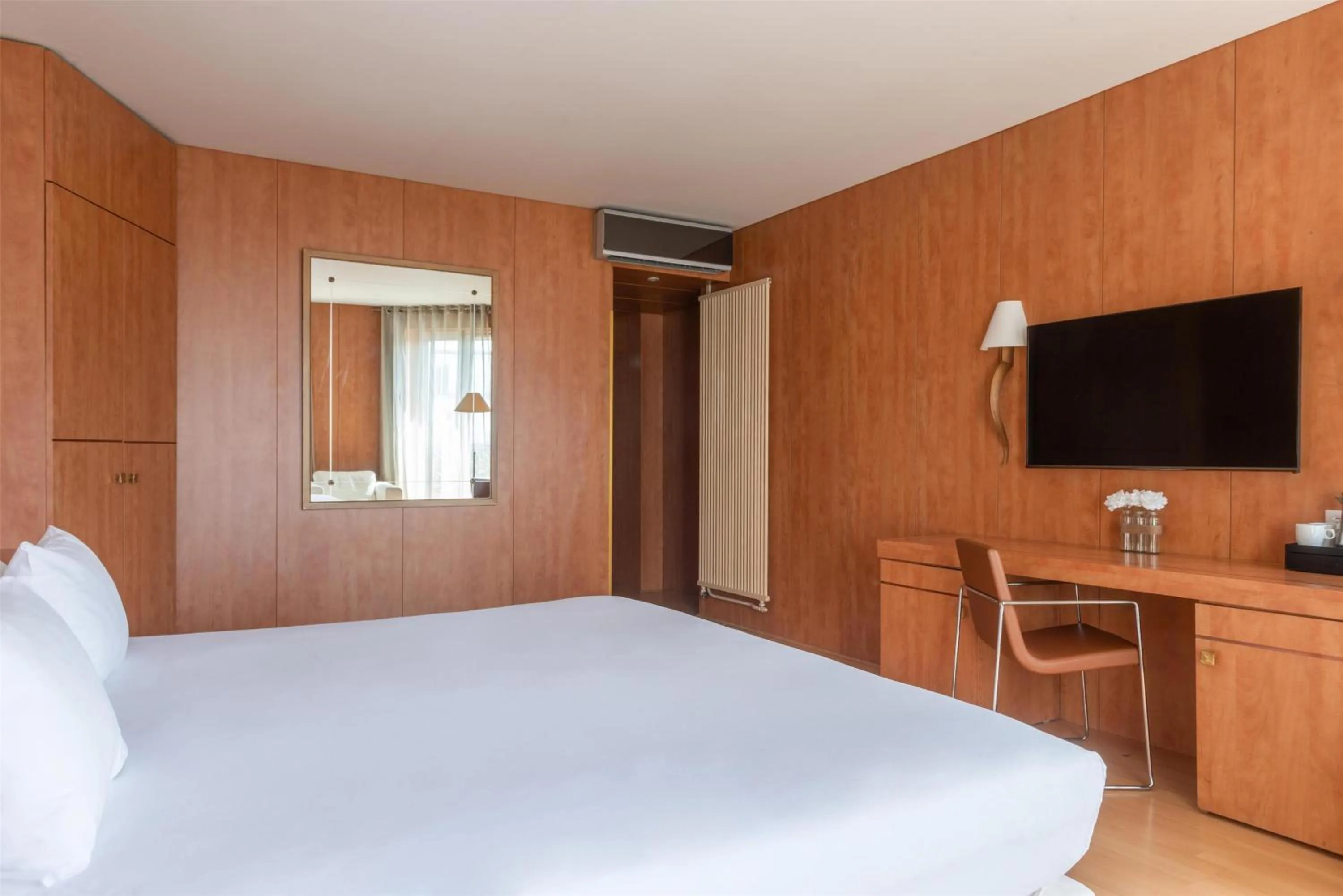 Bedroom, Bed in Best Western Ronceray Opéra