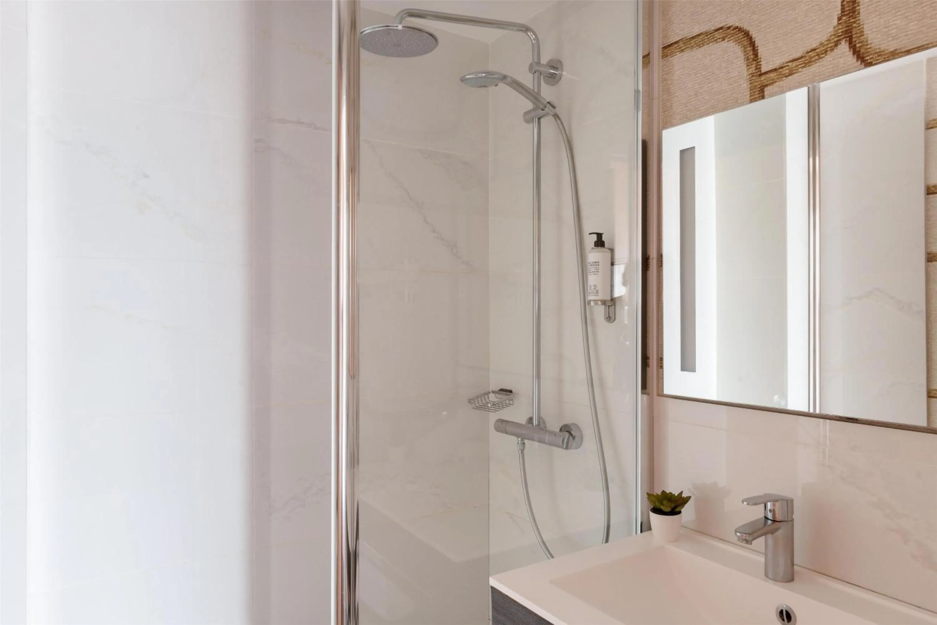 Bathroom in Best Western Ronceray Opéra