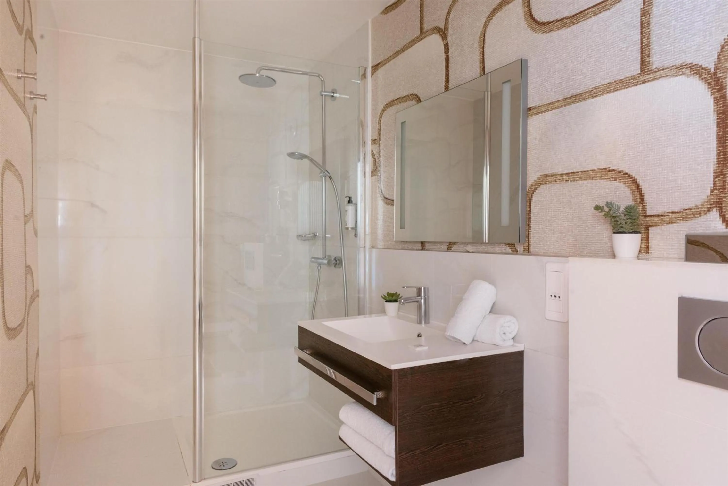 Bathroom in Best Western Ronceray Opéra