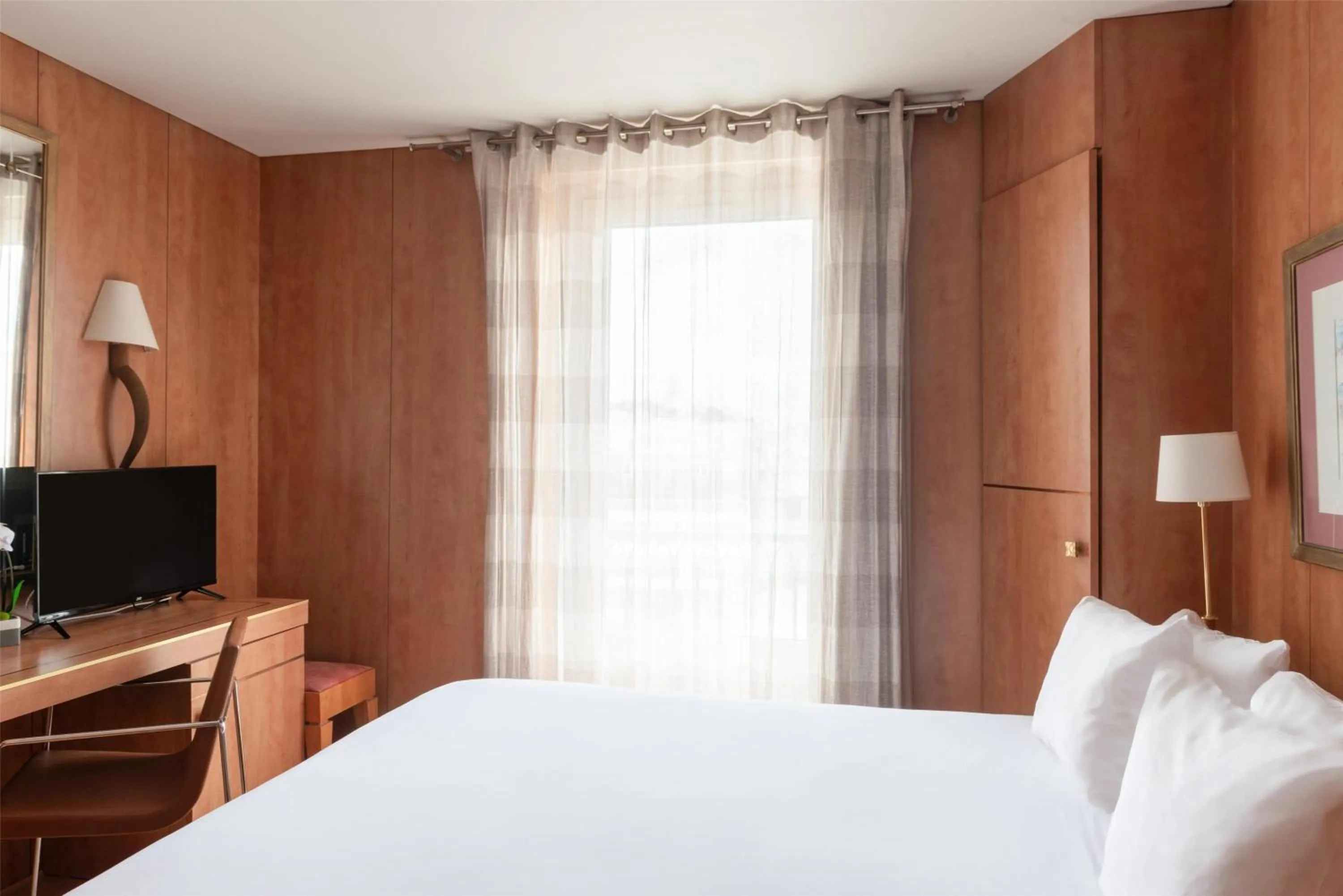 Bedroom, Bed in Best Western Ronceray Opéra