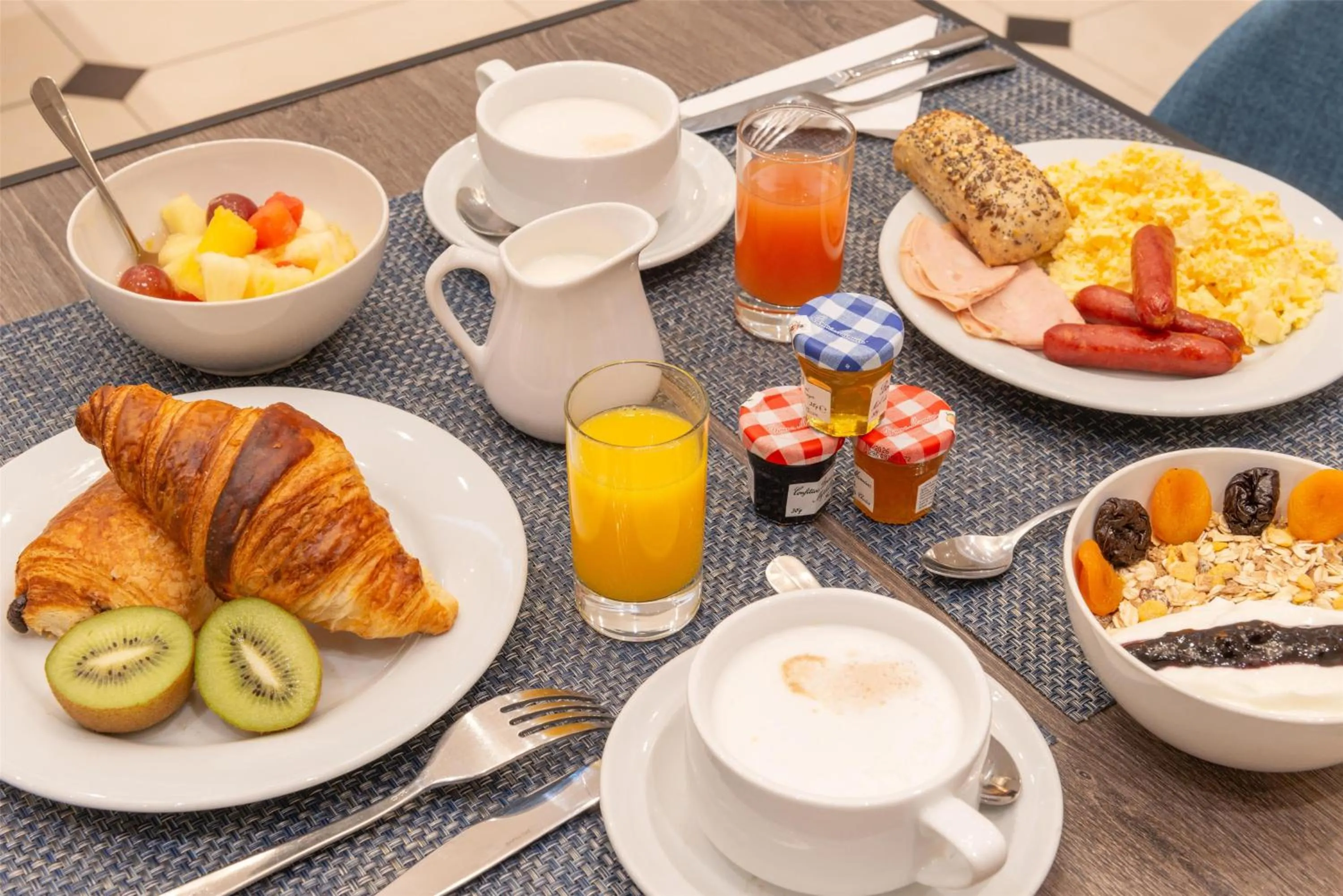 Breakfast in Best Western Ronceray Opéra