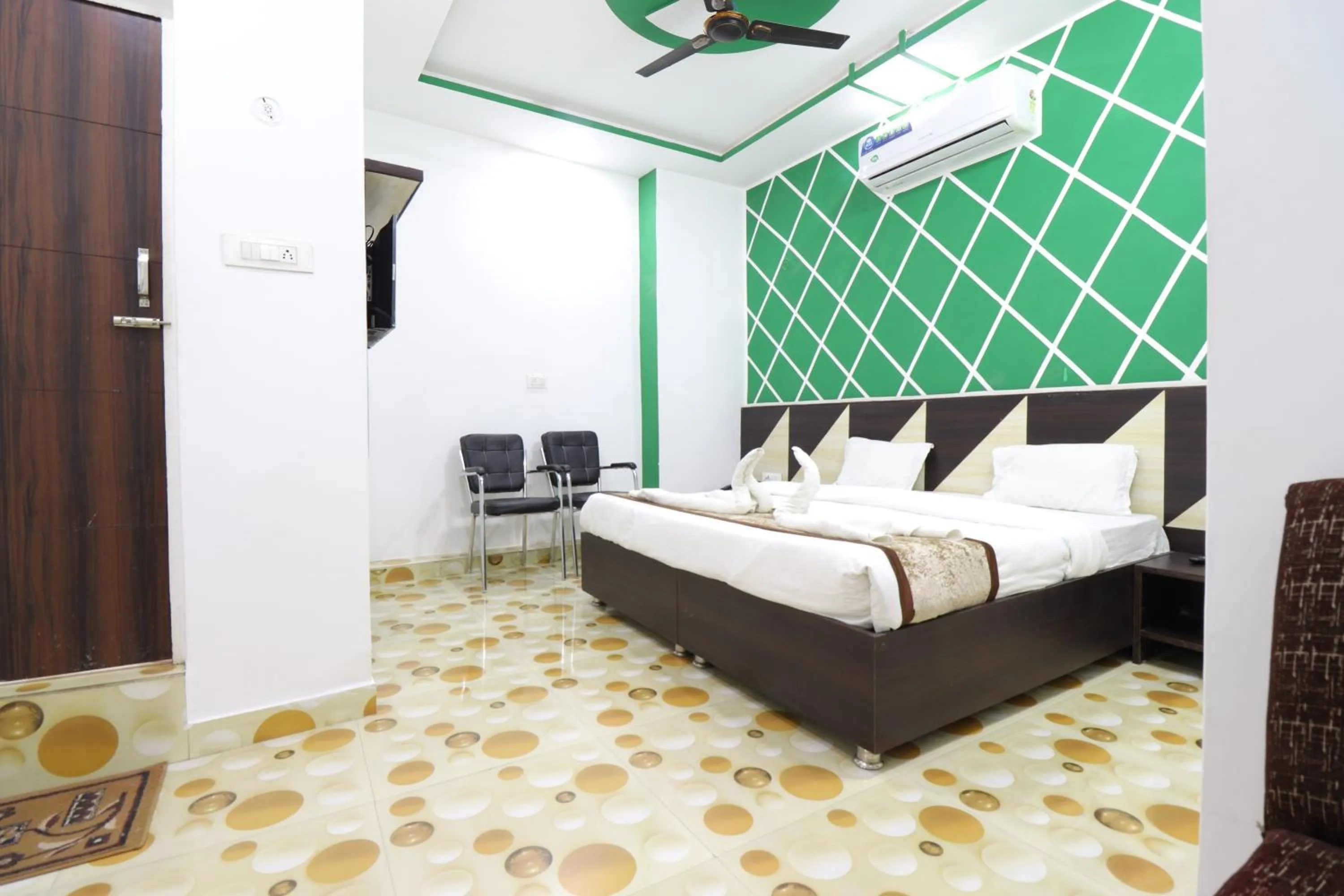 Bed in Taj 3 Star Hotel Agra Near Taj Mahal