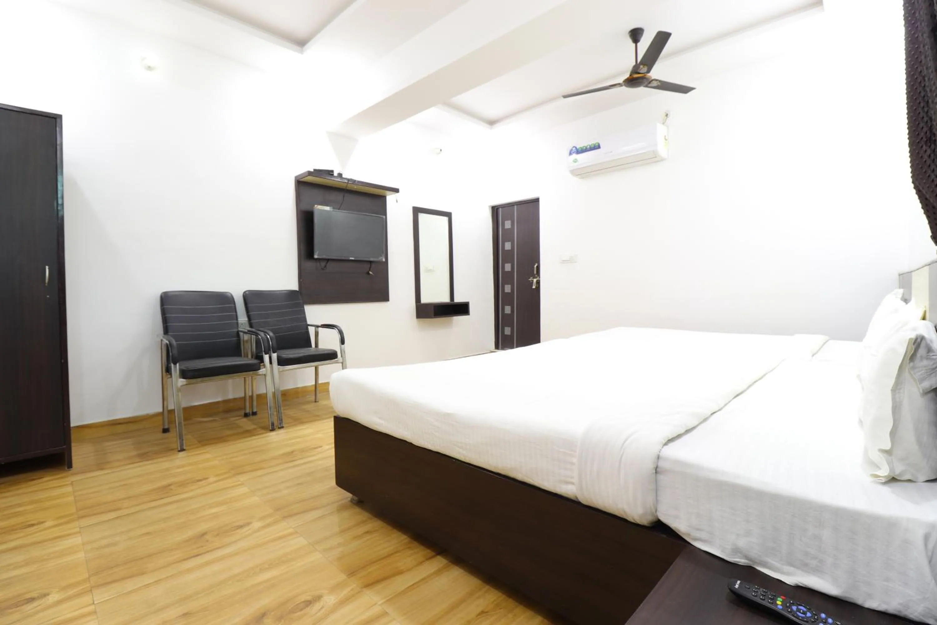 Bed in Taj 3 Star Hotel Agra Near Taj Mahal