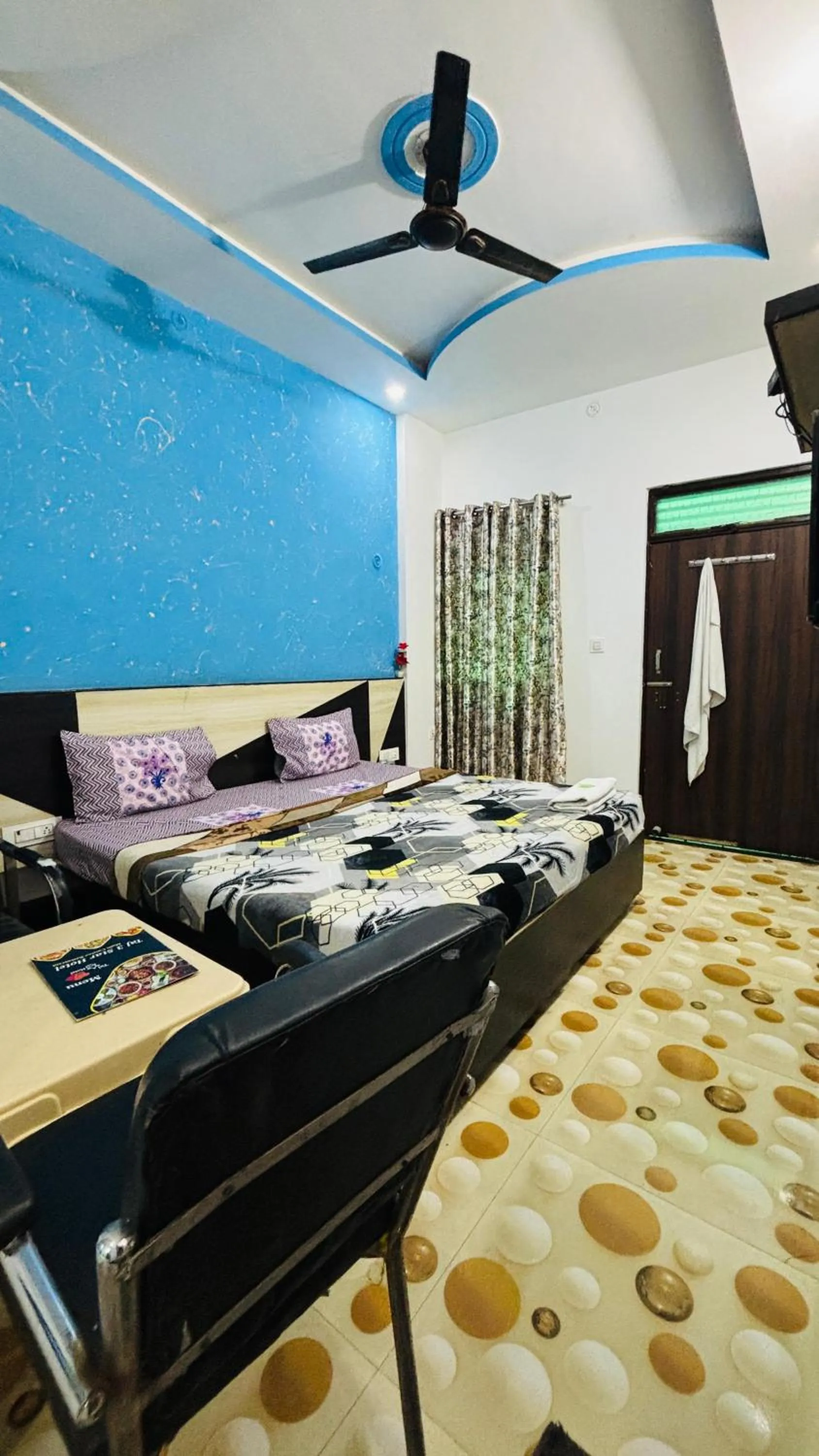 Bed in Taj 3 Star Hotel Agra Near Taj Mahal