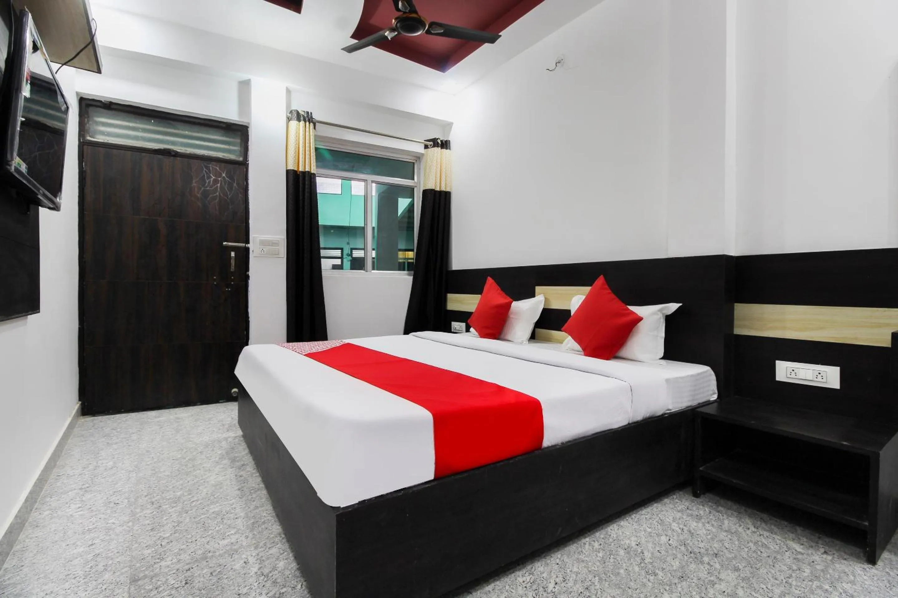 Bedroom, Bed in Taj 3 Star Hotel Agra Near Taj Mahal