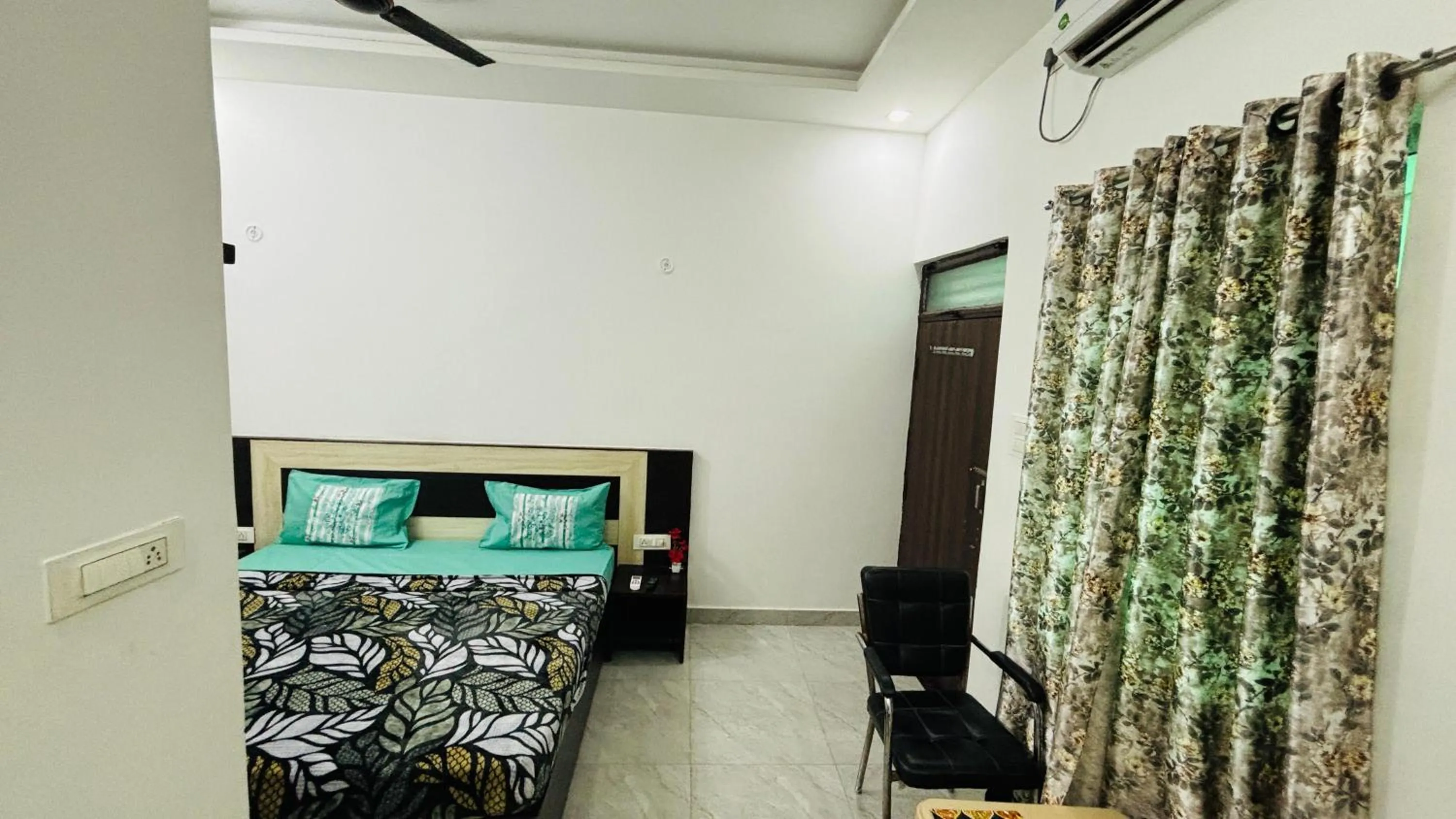 Bed in Taj 3 Star Hotel Agra Near Taj Mahal