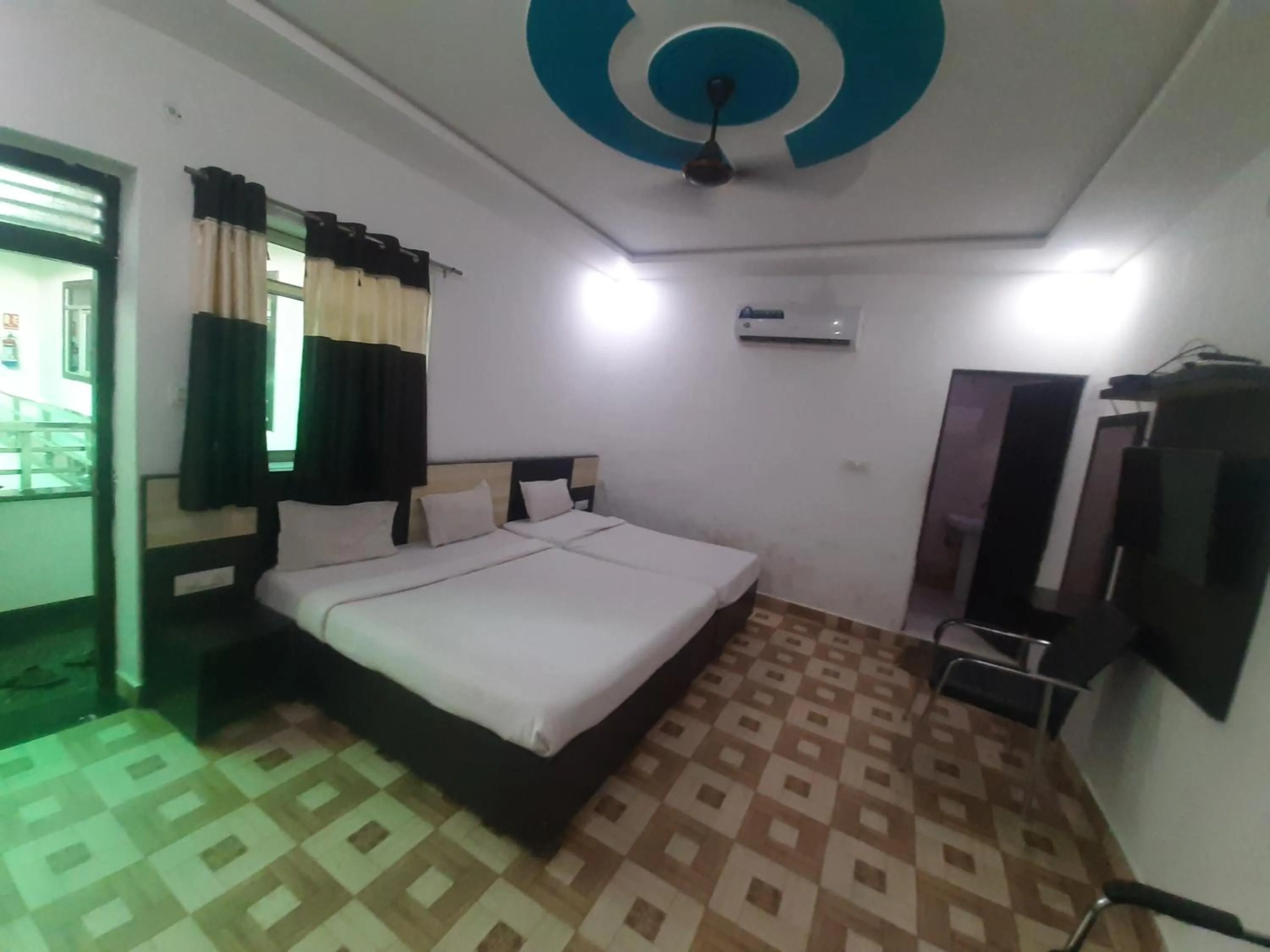 Bed in Taj 3 Star Hotel Agra Near Taj Mahal