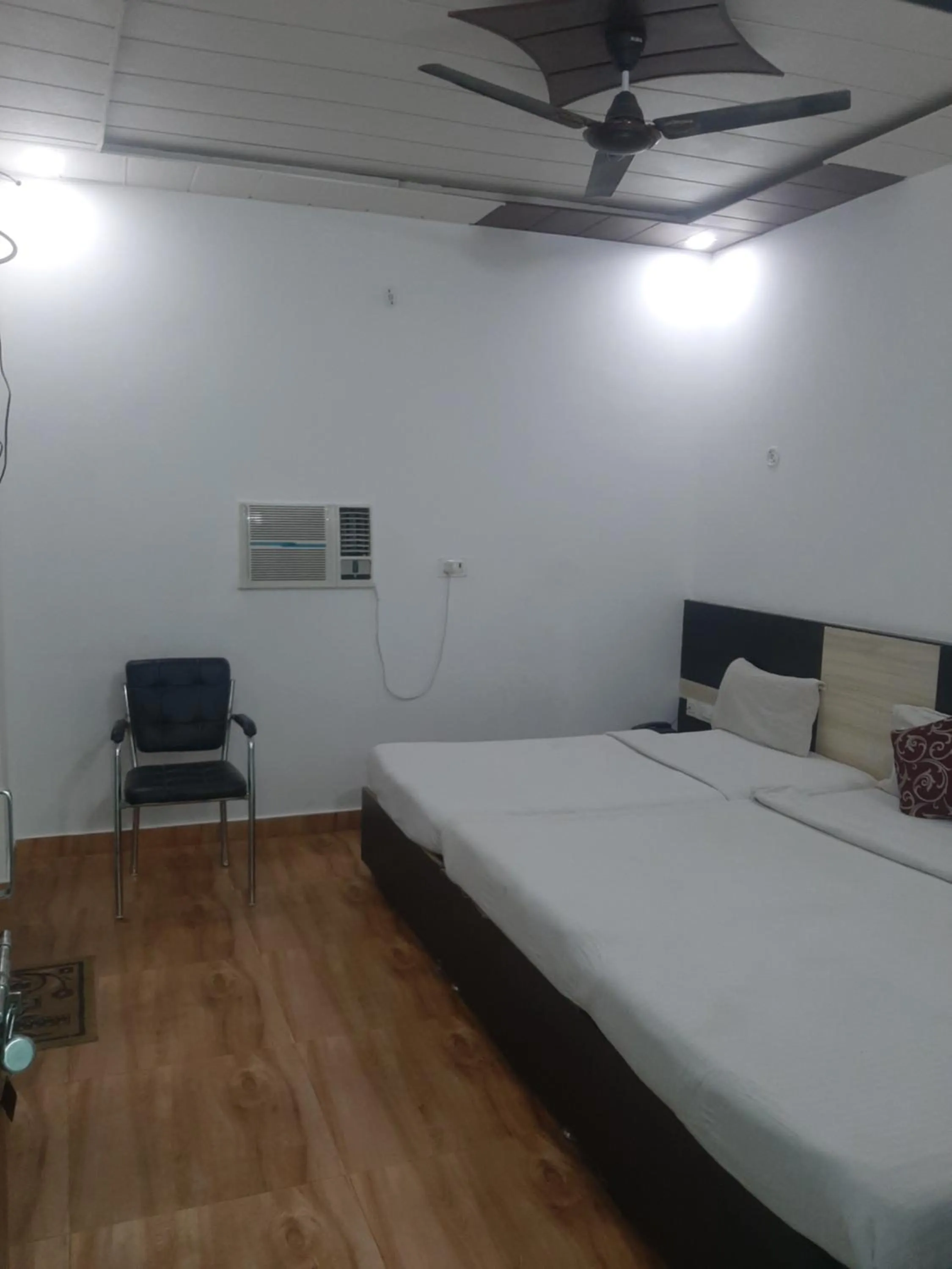 Bed in Taj 3 Star Hotel Agra Near Taj Mahal