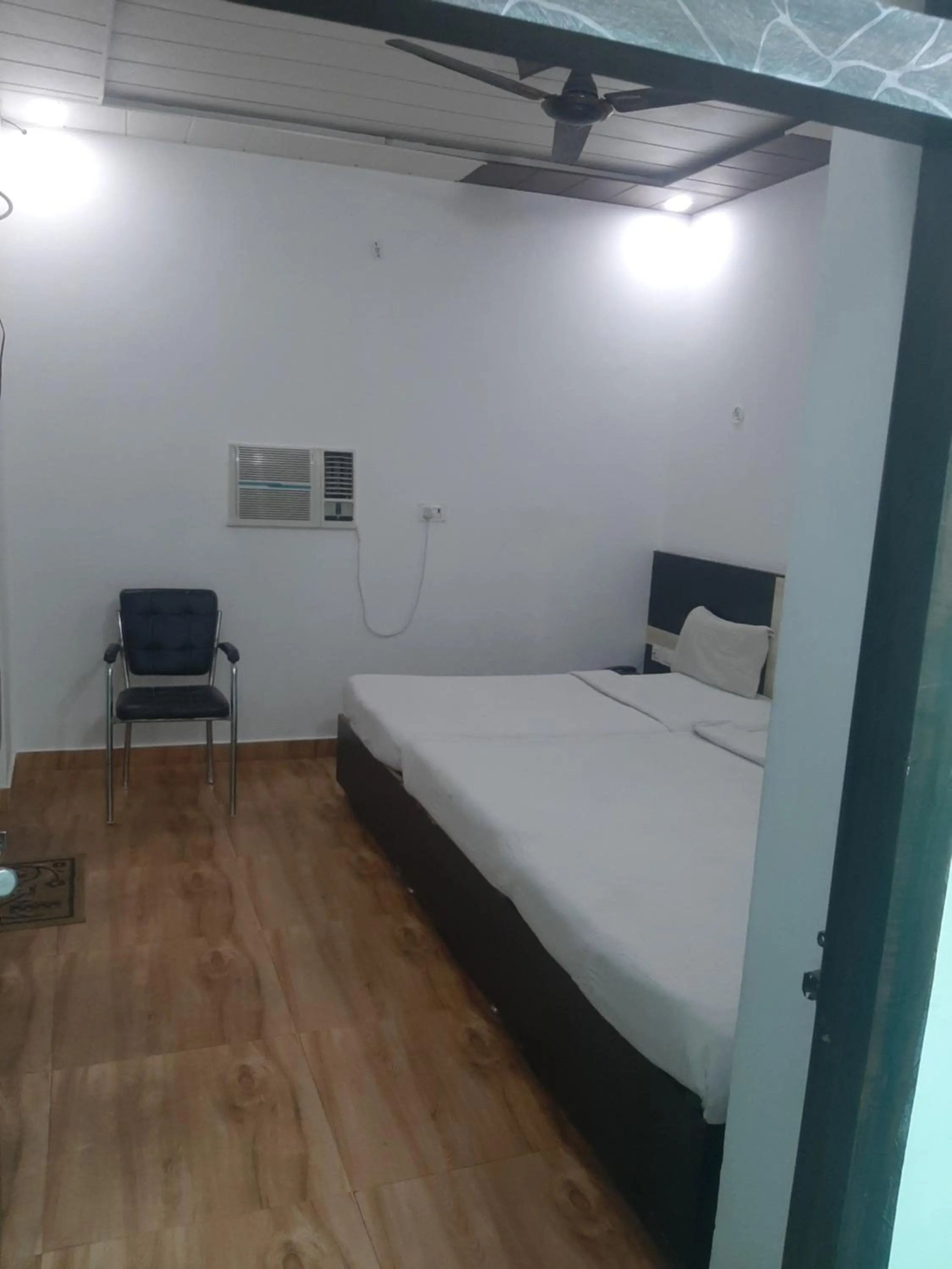 Bed in Taj 3 Star Hotel Agra Near Taj Mahal