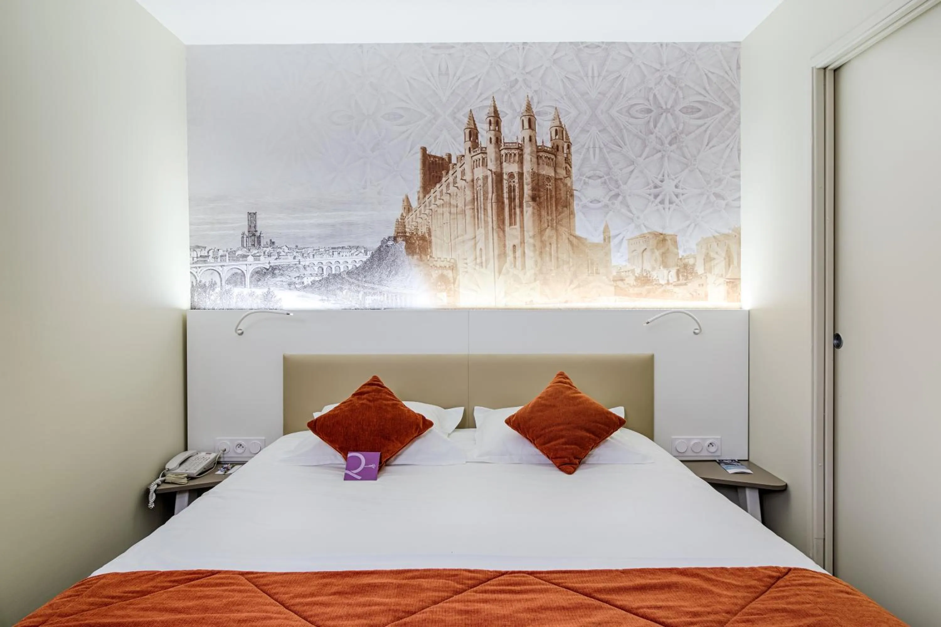 Bed in Mercure Albi Rives du Tarn